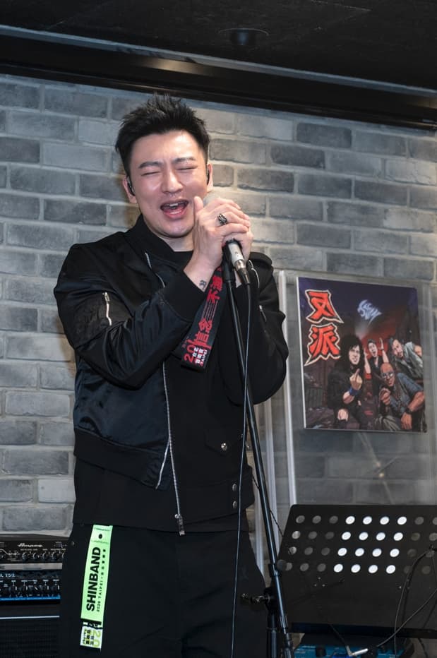 主唱飛鳴一直被拿來與前主唱蘇見信比較。(信世紀音樂)