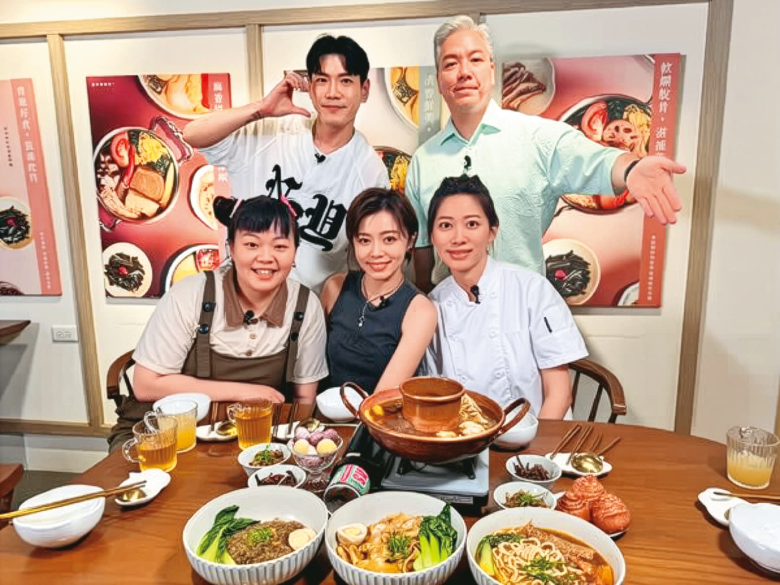 王瞳（前中）和宮美樂（前左）日前上《娛樂超skr》嘗美食，但她私下胃口不好。（民視提供）