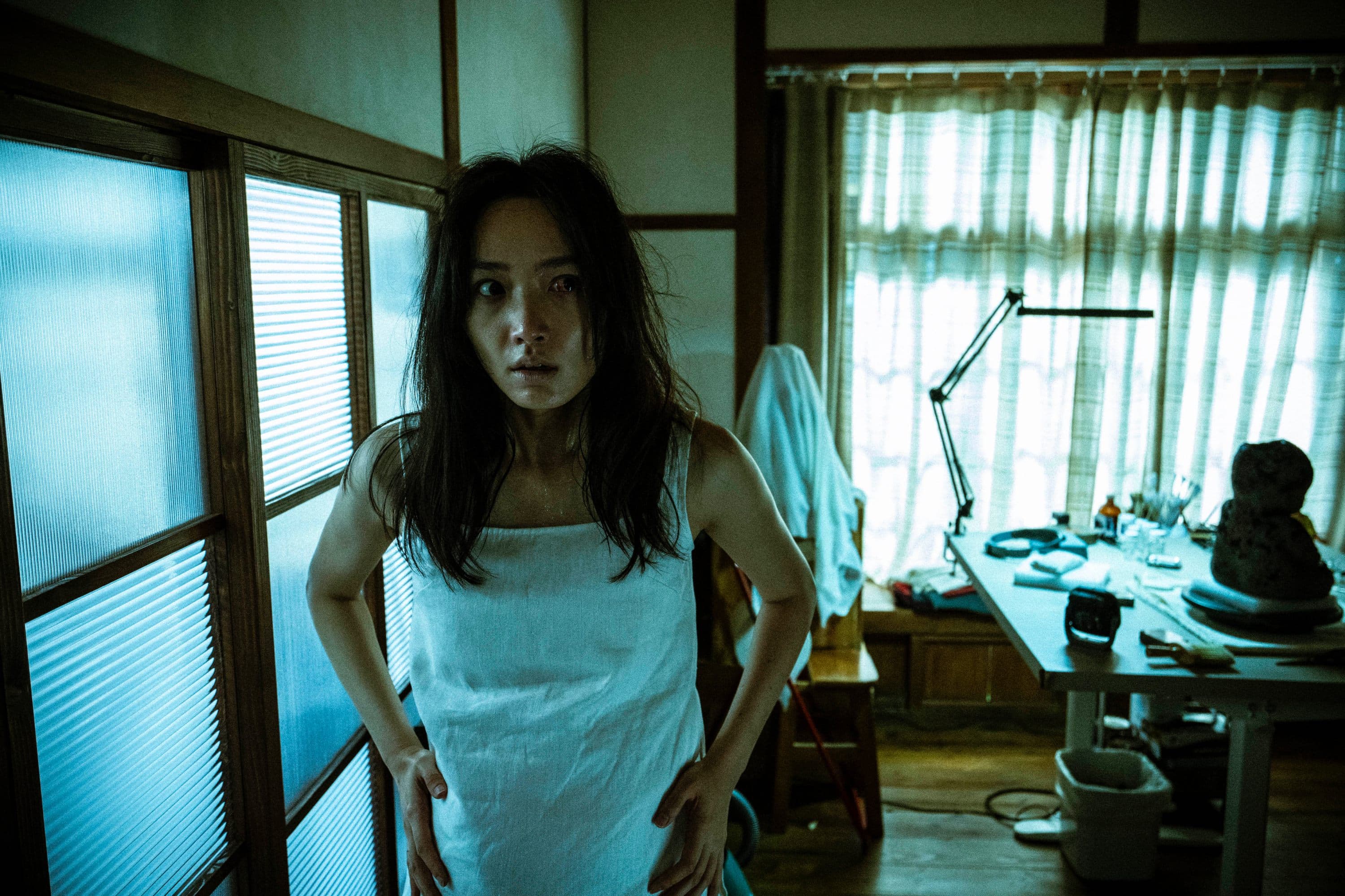 香港女演員蔡思韵初次擔綱鬼片女主角，在《泥娃娃》有突破以往表演。（天予電影提供）