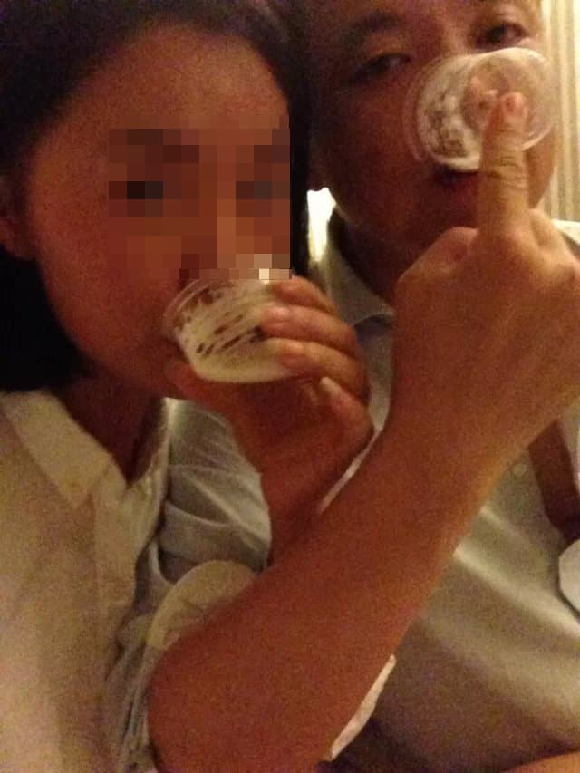 在鏡頭前,趙天麟和女子親暱喝交杯酒。(讀者提供)