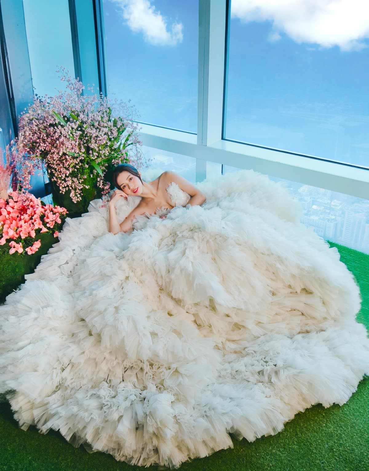 LinLi Boutique不僅為新娘打造命定婚紗,更攜手台北101在高空的秘境花園裡拍攝絕美婚紗照。(LinLi Boutique提供)