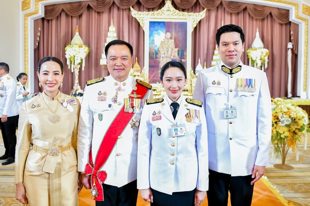 貝東塔(右二)下台後,阿努廷(左二)上位接任新總理職位。(翻攝自jaa.thananon IG)