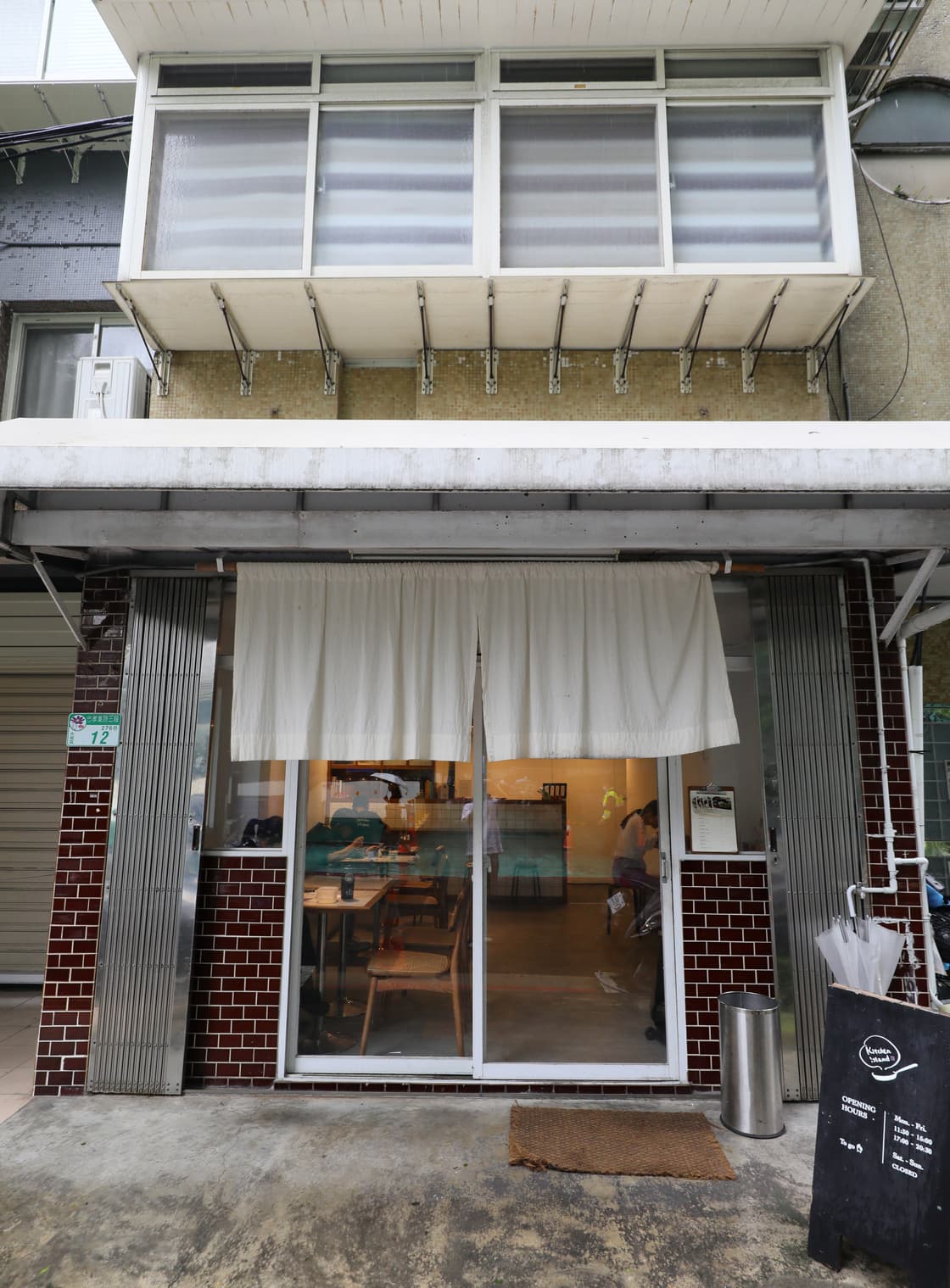 「Kitchen Island中島」藏在台北東區巷弄裡的低調店面，透出讓人想一窺究竟的魅力。