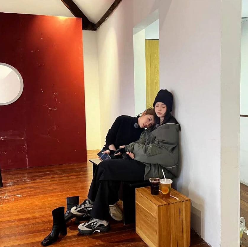歐陽妮妮(左)貼出與娜娜的合照,表達這幾天的狀態。(翻攝歐陽妮妮臉書)