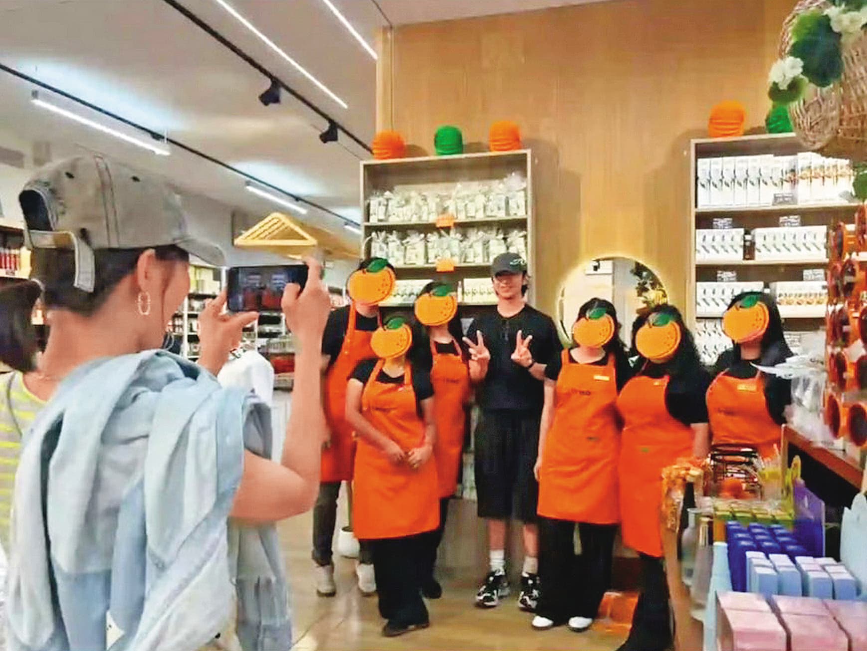 網友目擊陳柏霖和粉絲合影,掌鏡人是女友庭瑄(左)。(翻攝自時尚音浪花小娛小紅書)