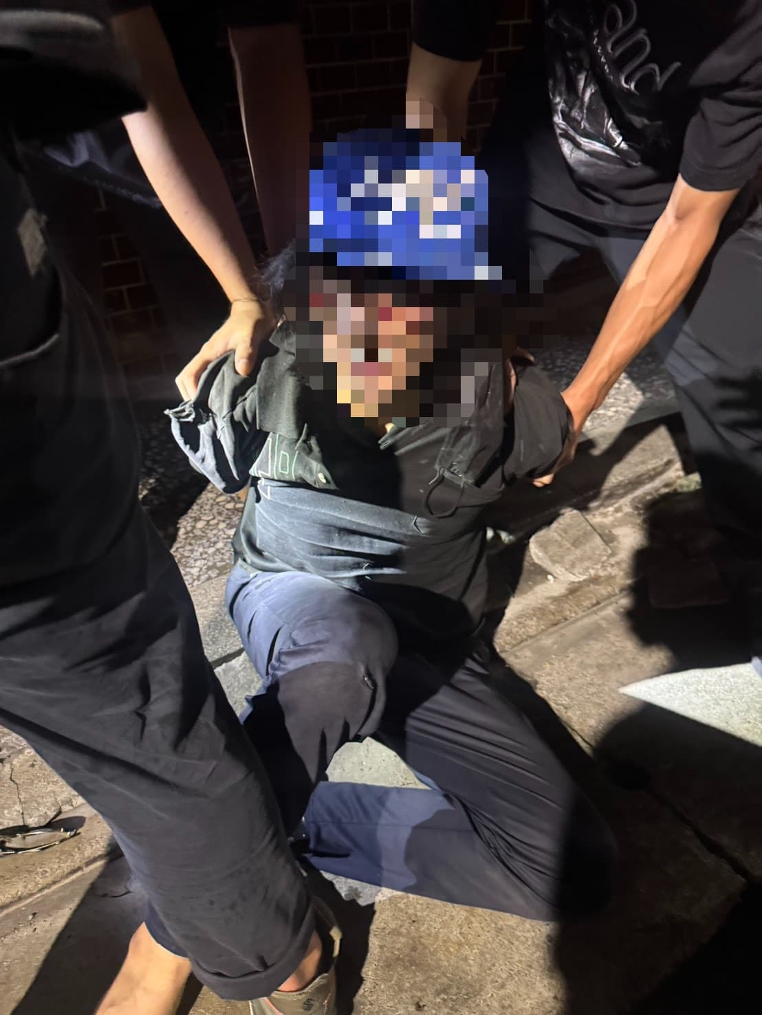 警方今晨逮捕涉嫌棄置男屍的嫌犯,身分疑死者兒子。(翻攝畫面)
