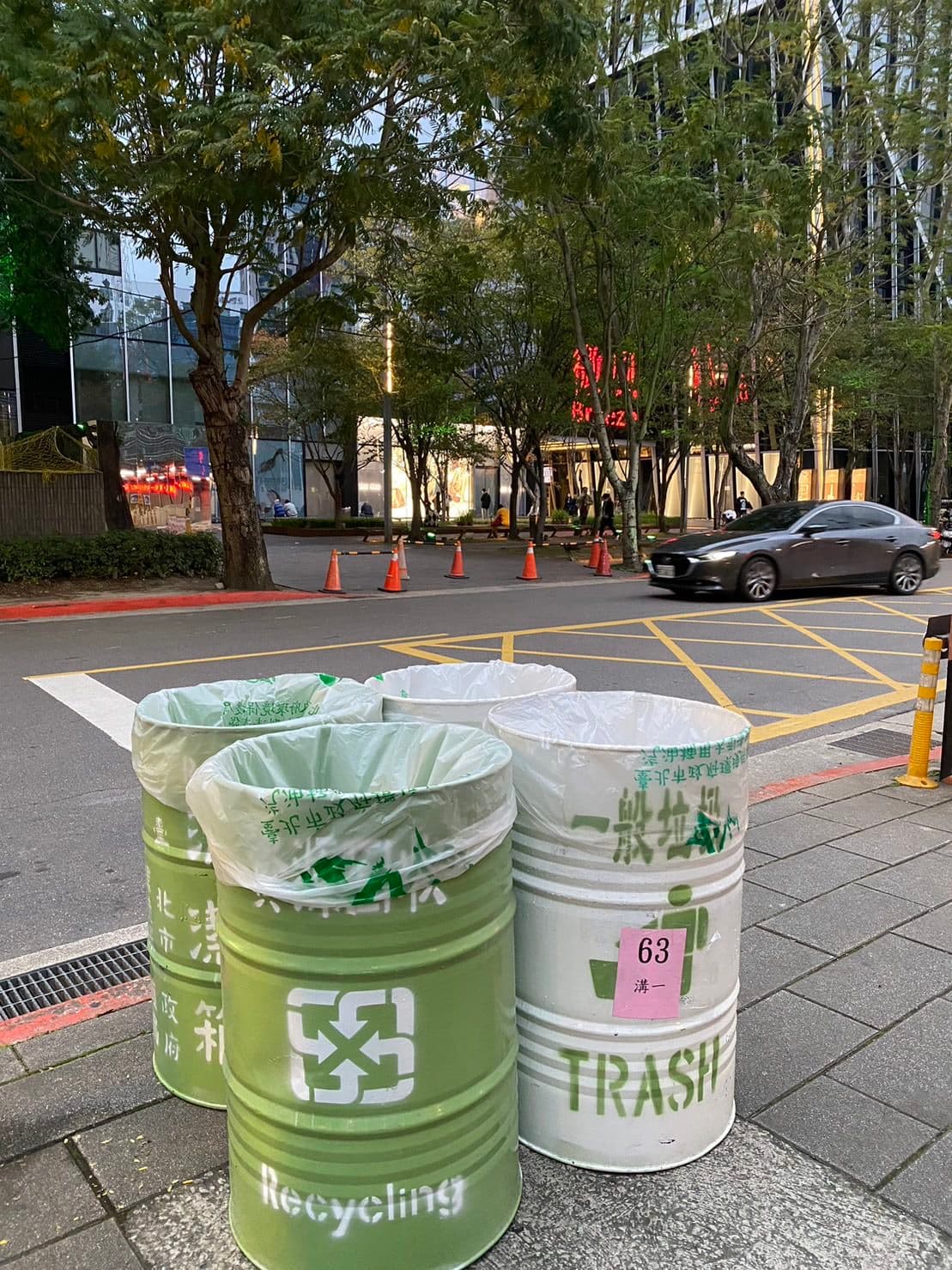 環保局設置大型垃圾桶。(北市府提供)