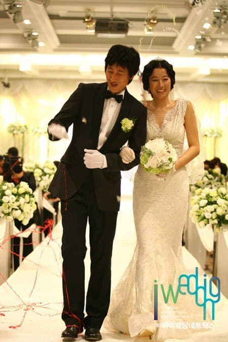 李善均(左)和田慧振是演藝圈令人稱羨的星夫妻。(翻攝自iwedding)