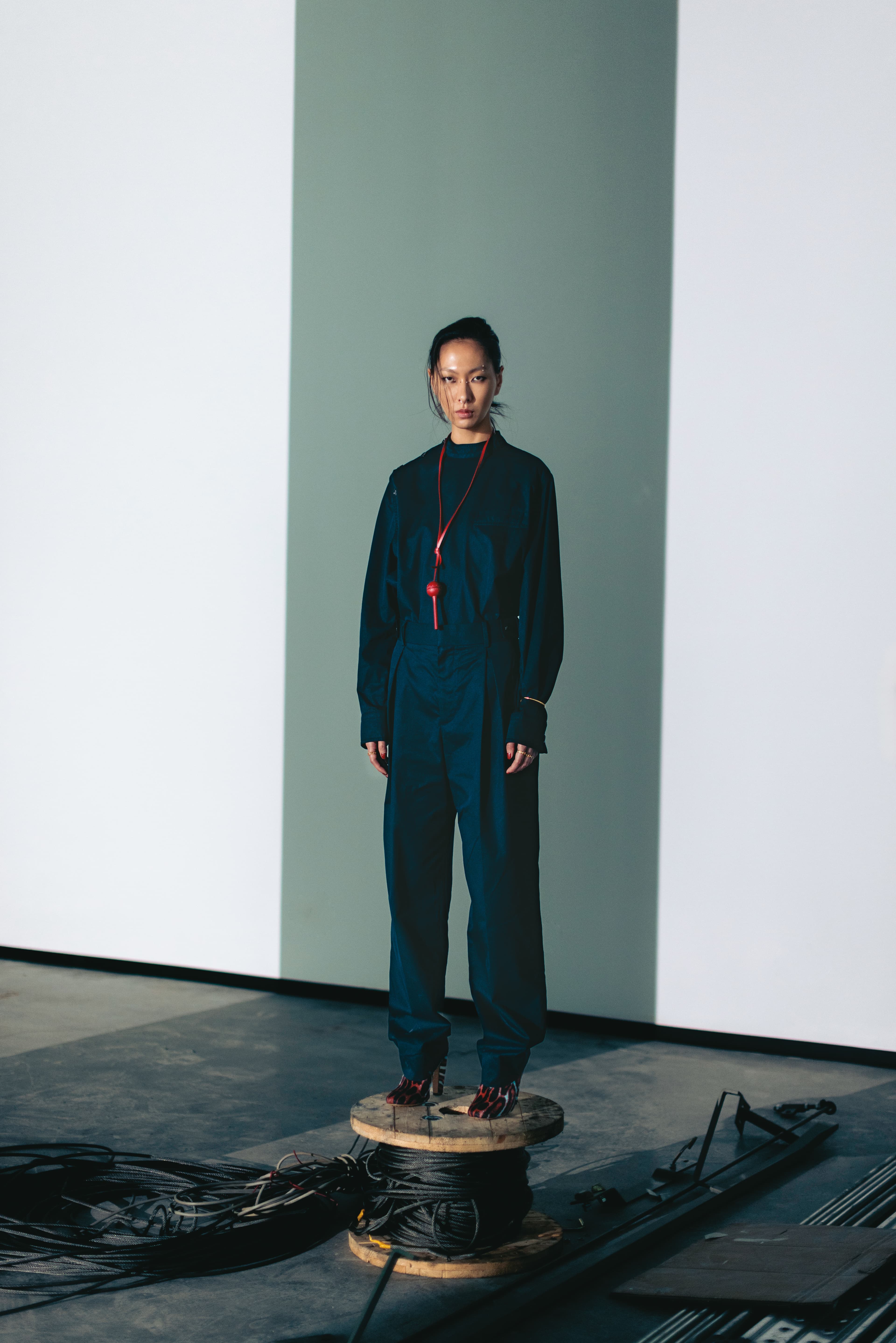 翻領棉質上衣 NT$43,700 by BOTTEGA VENETA／休閒長褲 NT$32,000 by BOTTEGA VENETA／Canalazzo動物紋高跟鞋 NT$58,400 by BOTTEGA VENETA／棒棒糖頸飾 NT$22,500 by FENDI／Anagram金色手環 NT$33,000 by LOEWE／CD Navy 金色戒指NT$13,500 by Dior／Dio(r)evolution 金屬水晶戒指 NT$15,000 by Dior／Petit CD 白色珍珠與琥珀色水晶戒指 NT$14,500 by Dior