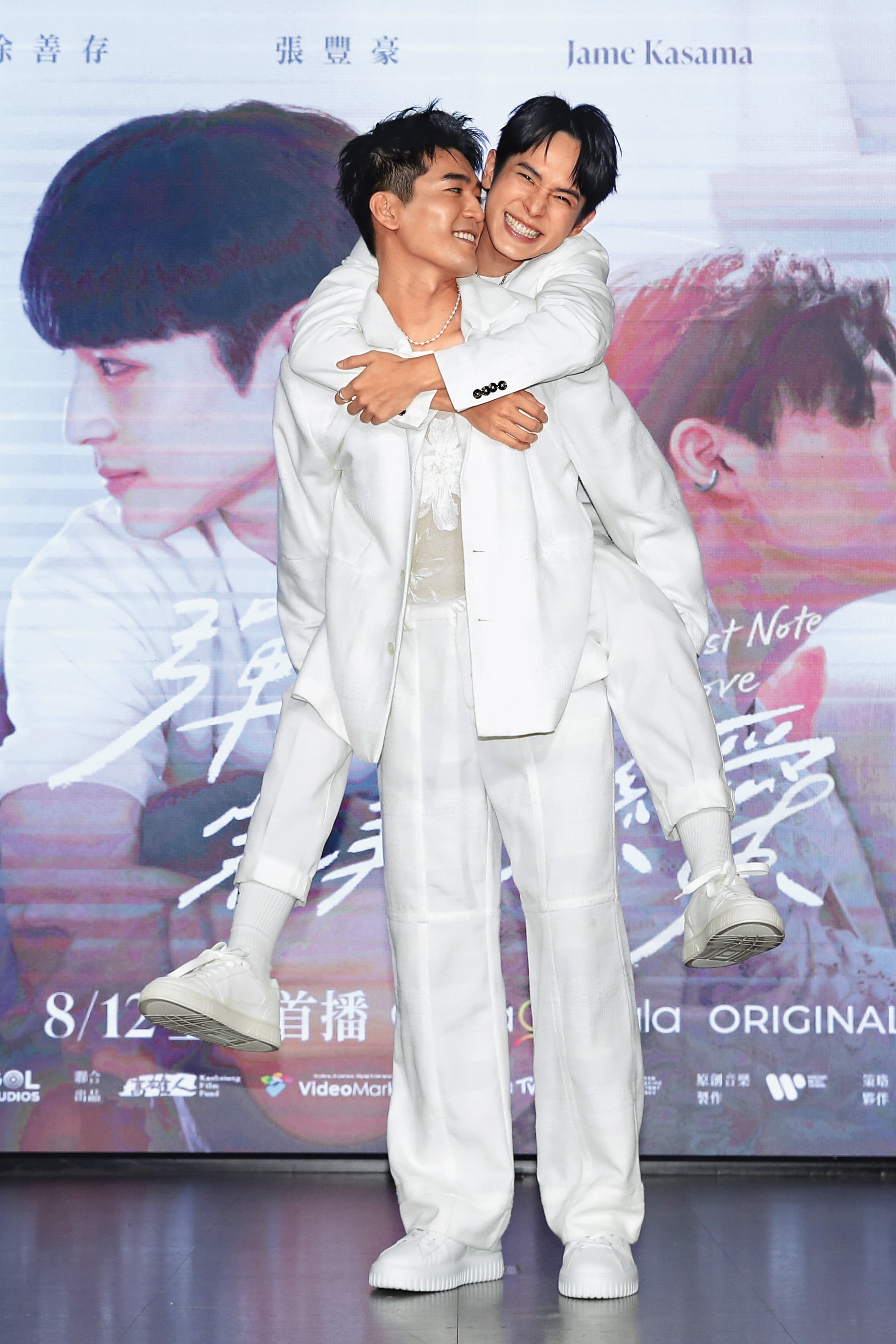 涂善存(前)和張豐豪(後)為大家示範成語「勉為騎男」的由來。(歐北供)