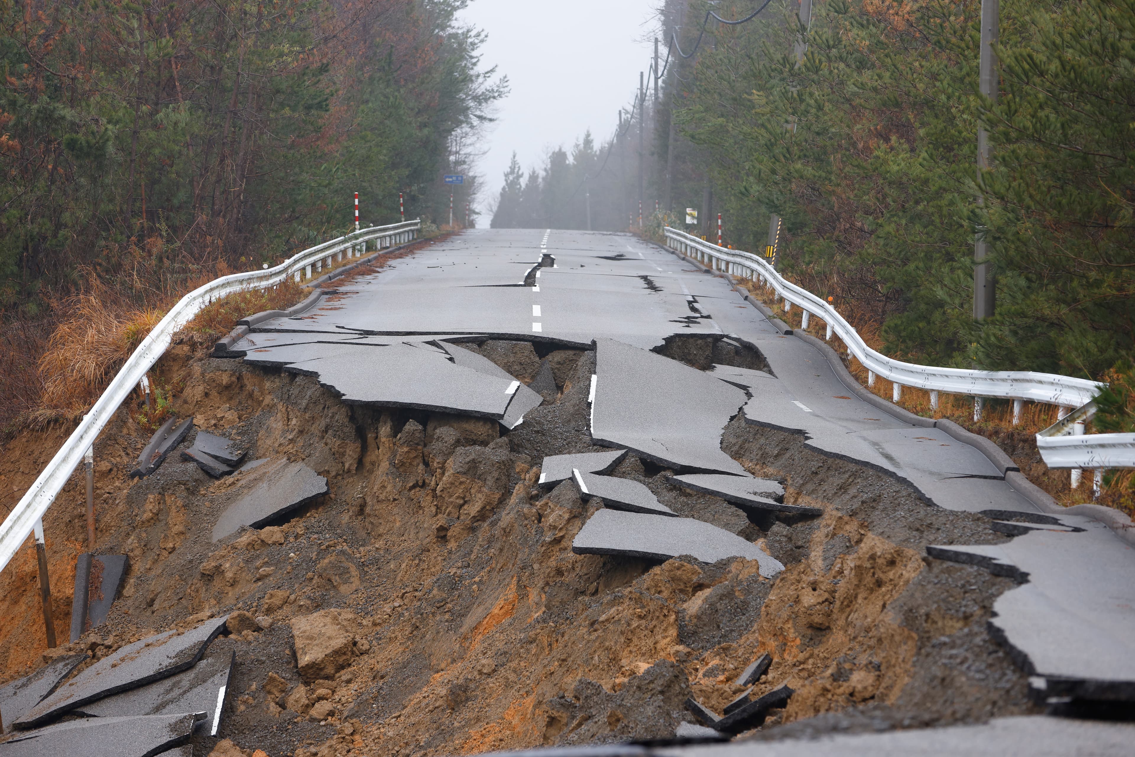 石川縣志賀町往輪島道路嚴重斷裂。