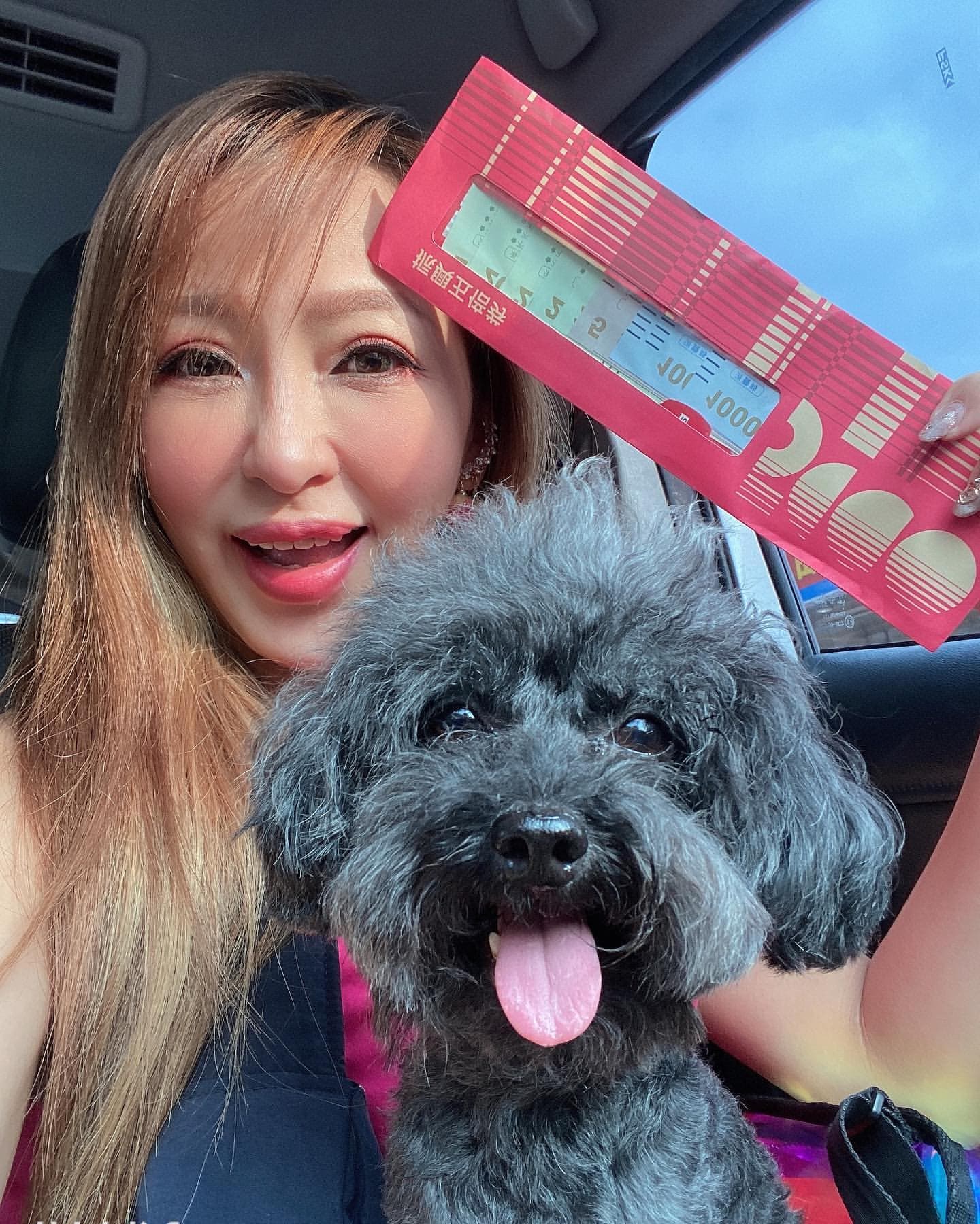 女星妞妞許寀菁對於兩隻愛犬十分疼愛,工作再忙也要把牠們一起出門。(翻攝自妞妞許寀菁IG)
