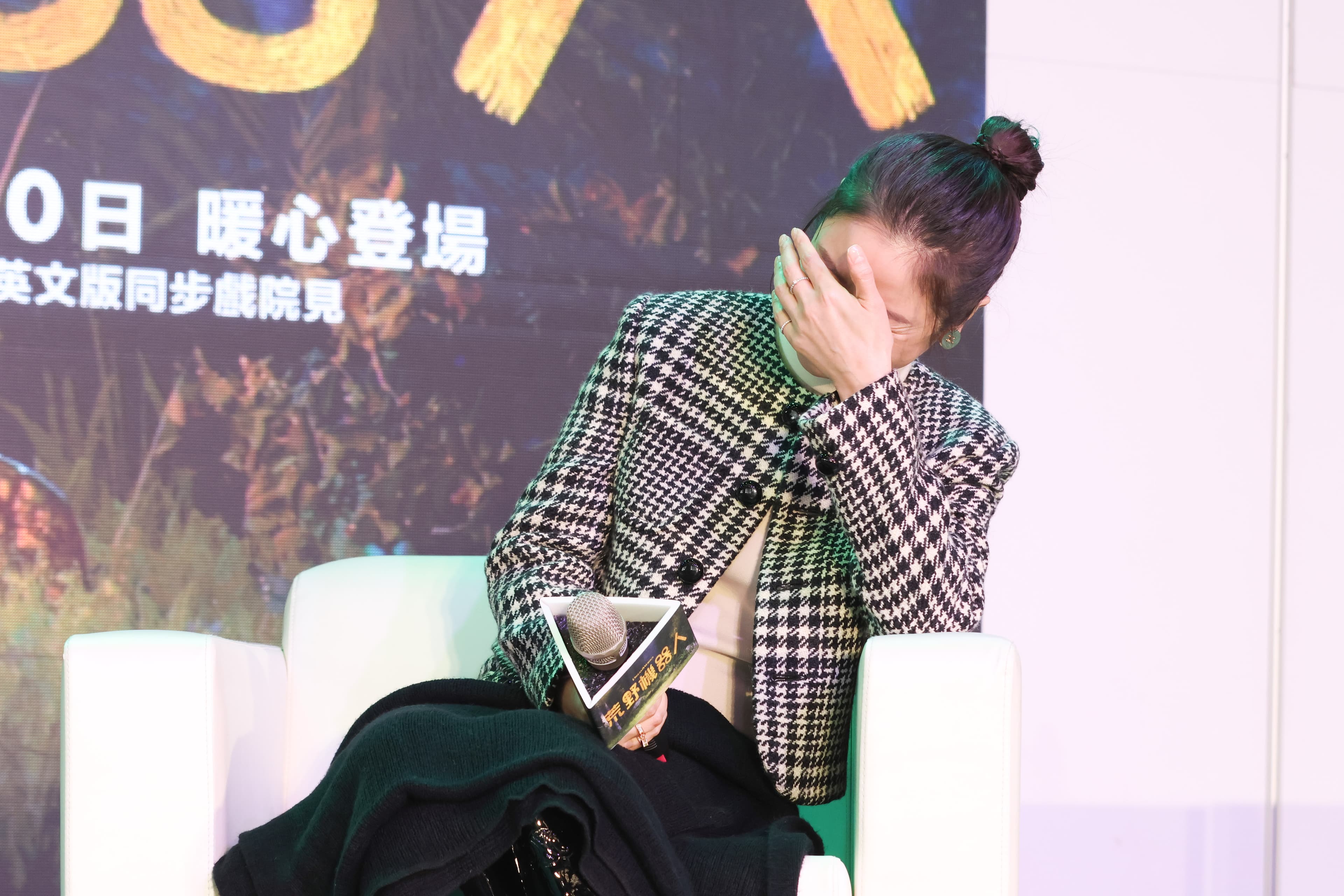 林心如不小心對主持人講出「祝福你早日找到孩子的媽」,發現根本亂講一通,當場笑倒。