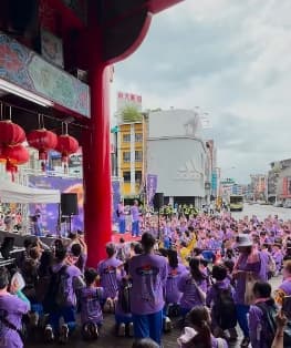 信眾跪地迎接超驚人。(翻攝自粉專霸告)