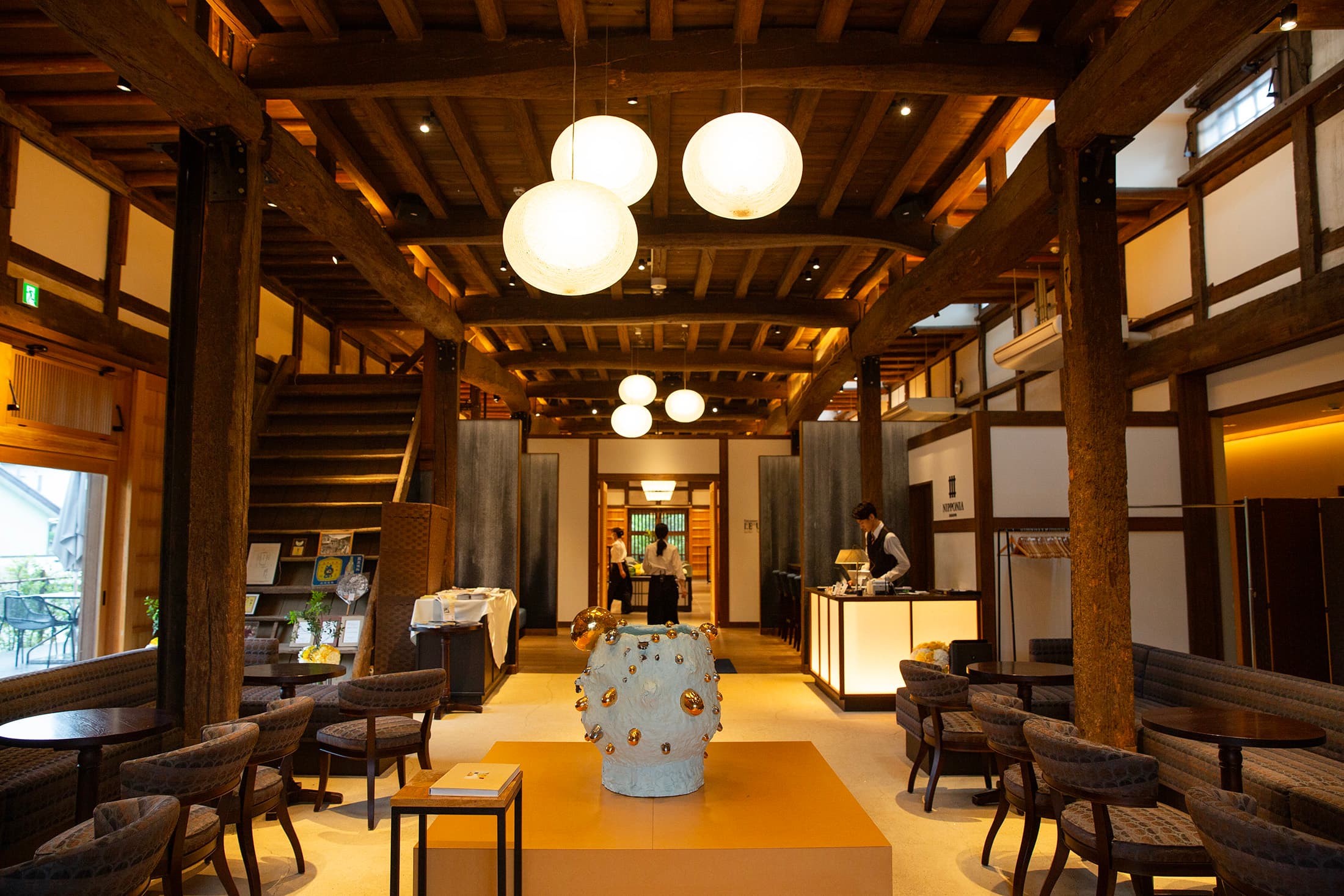 NIPPONIA的接待大廳與主餐廳「 KAGURA 」設在超過3百年的酒造倉庫裡。