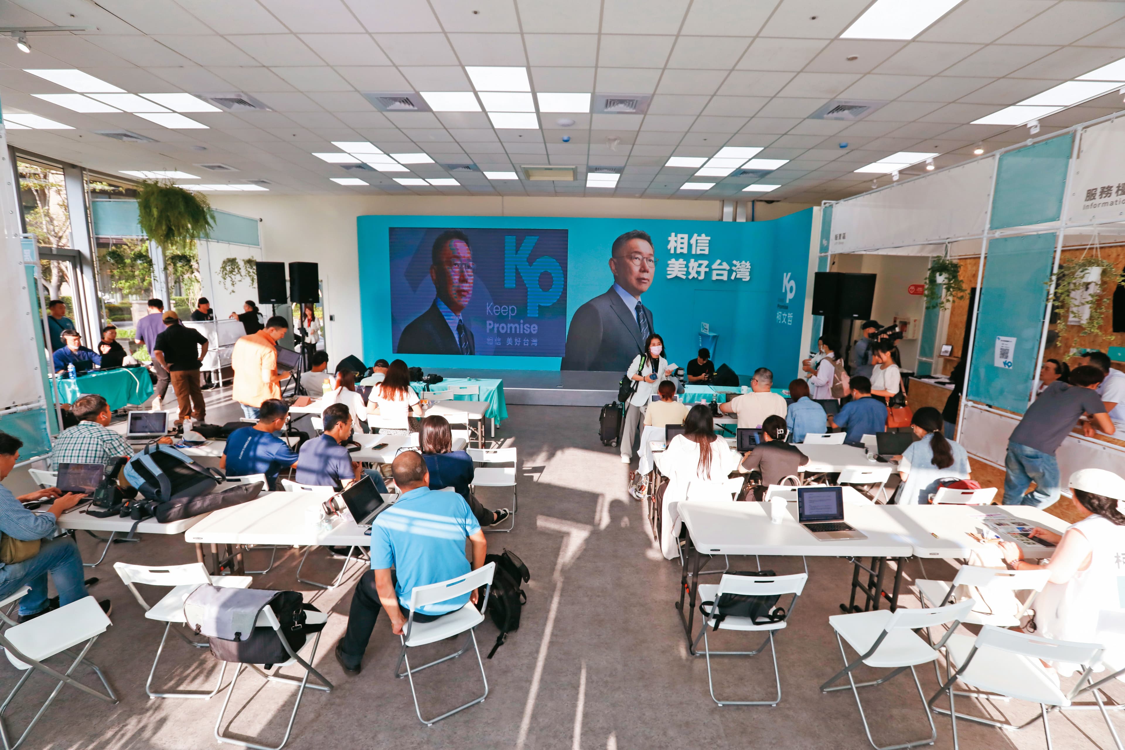 柯文哲全國競總設在新北而非「本命區」台北,被解讀是劍指侯友宜,柯則笑稱只是租金考量。