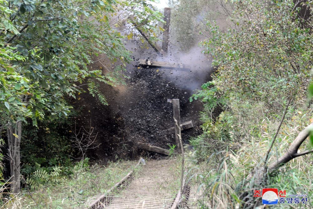 北韓今證實炸毀兩韓連接公路、鐵路,近距離爆炸畫面也跟著同步曝光。(翻攝自朝中社)