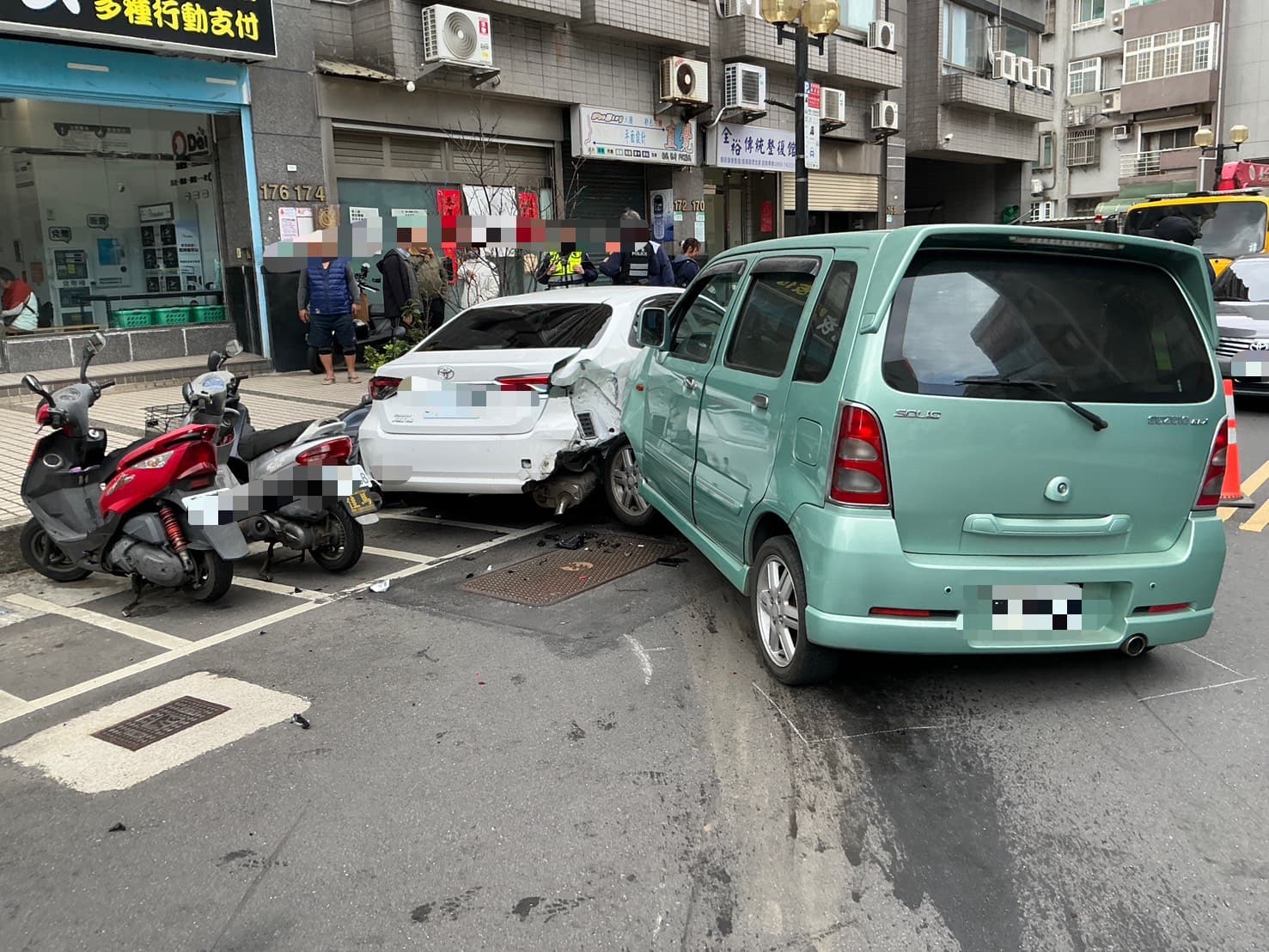 胡女駕車碰撞白車之後,不僅將白車推至路邊,還波及停車格的機車。(翻攝畫面)