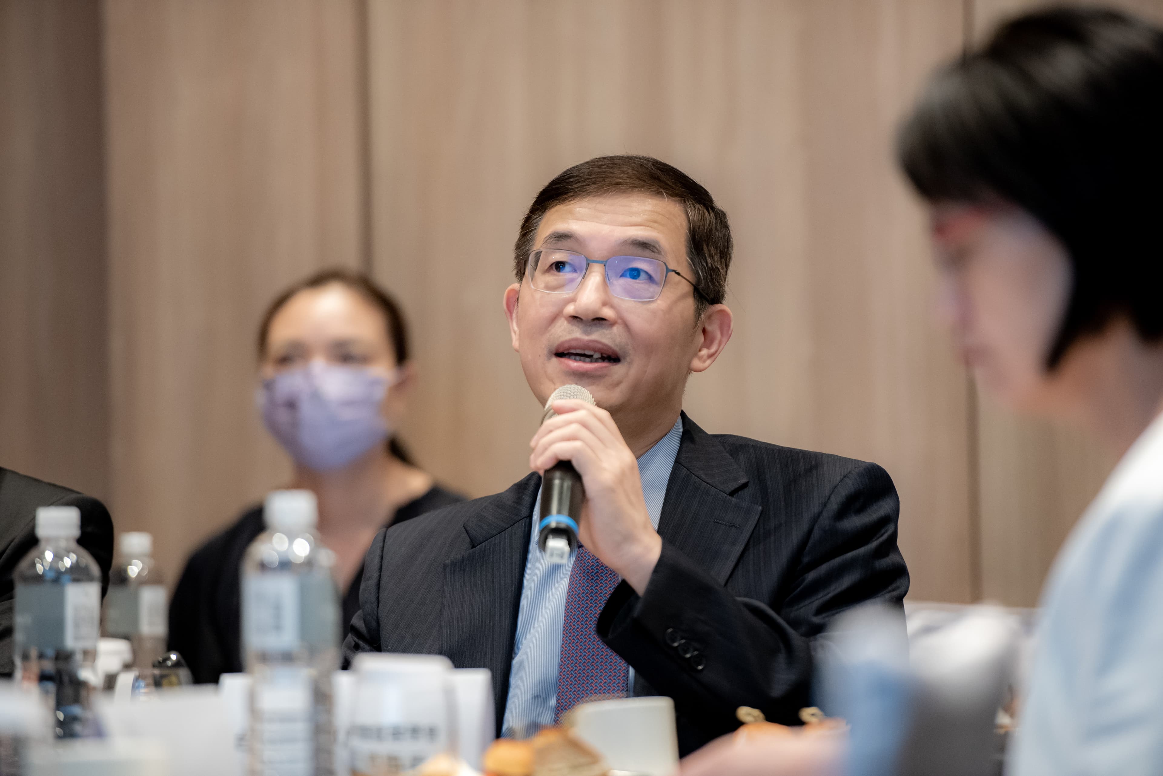 台灣頭頸部腫瘤醫學會理事長朱本元認為,當醫生明明有先進治療方式,病患卻沒有足夠經濟來源去支付,站在醫療第一線,看到家屬、病人的掙扎,令人不忍。