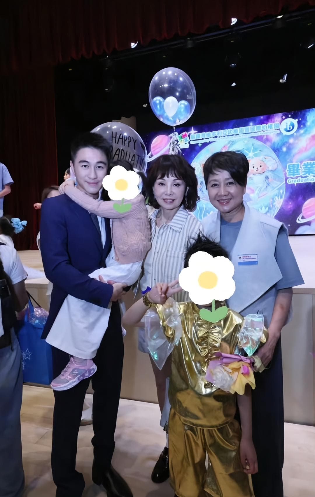 何猷君出席兒子畢業典禮,四太梁安琪也到場見證愛孫的重要時刻。(翻攝抖音)