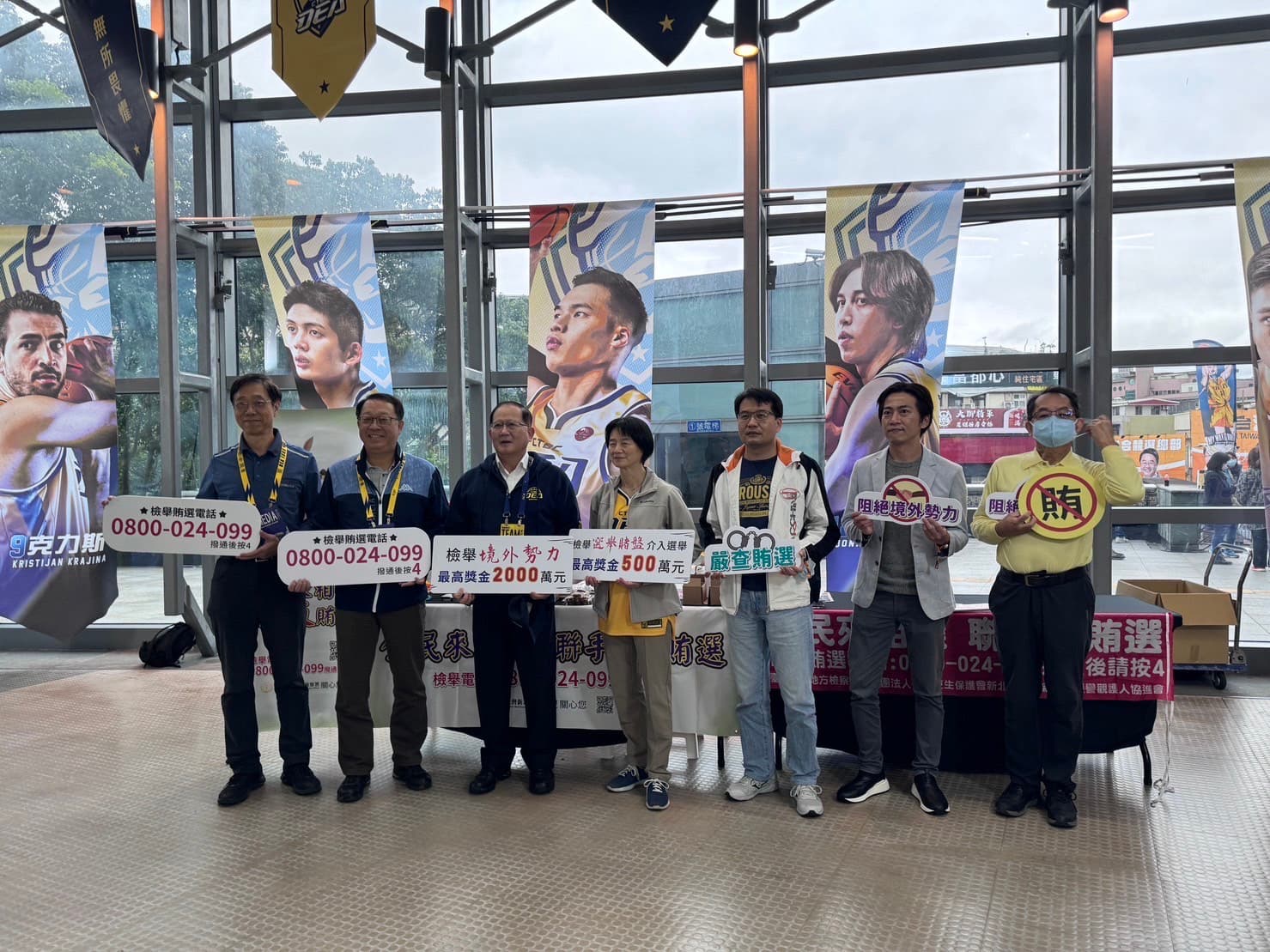 新北中信特攻籃球隊今在新莊主場迎戰高雄全家海神隊，特別邀請新北檢檢察長余麗貞開球，並由檢方在場設攤位進行法律宣導，全力杜絕不法。 （中信特攻提供）  