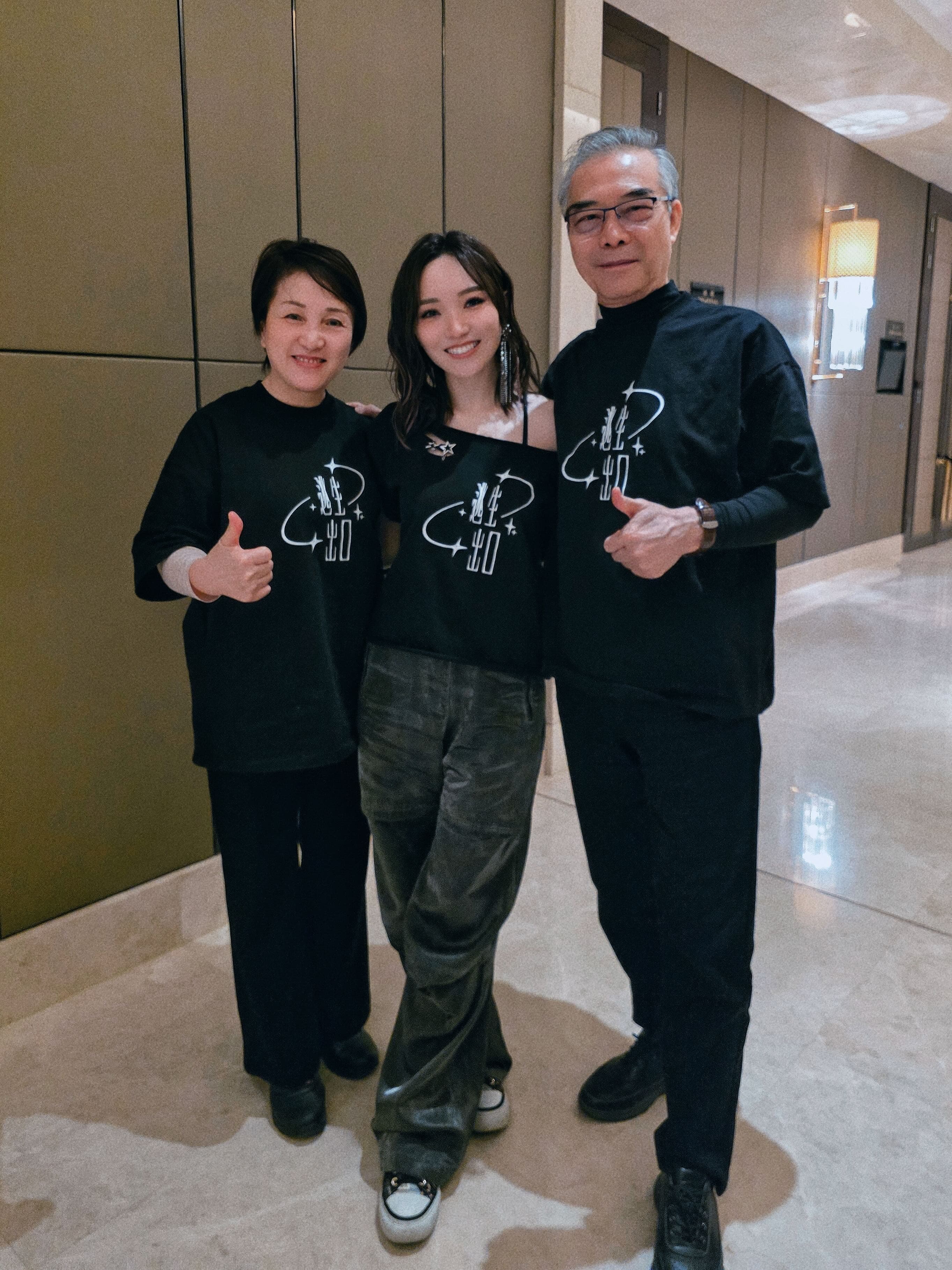閻奕格《WAY OUT 逃生出口》南京場,爸爸媽媽驚喜現身。(格聲娛樂提供)