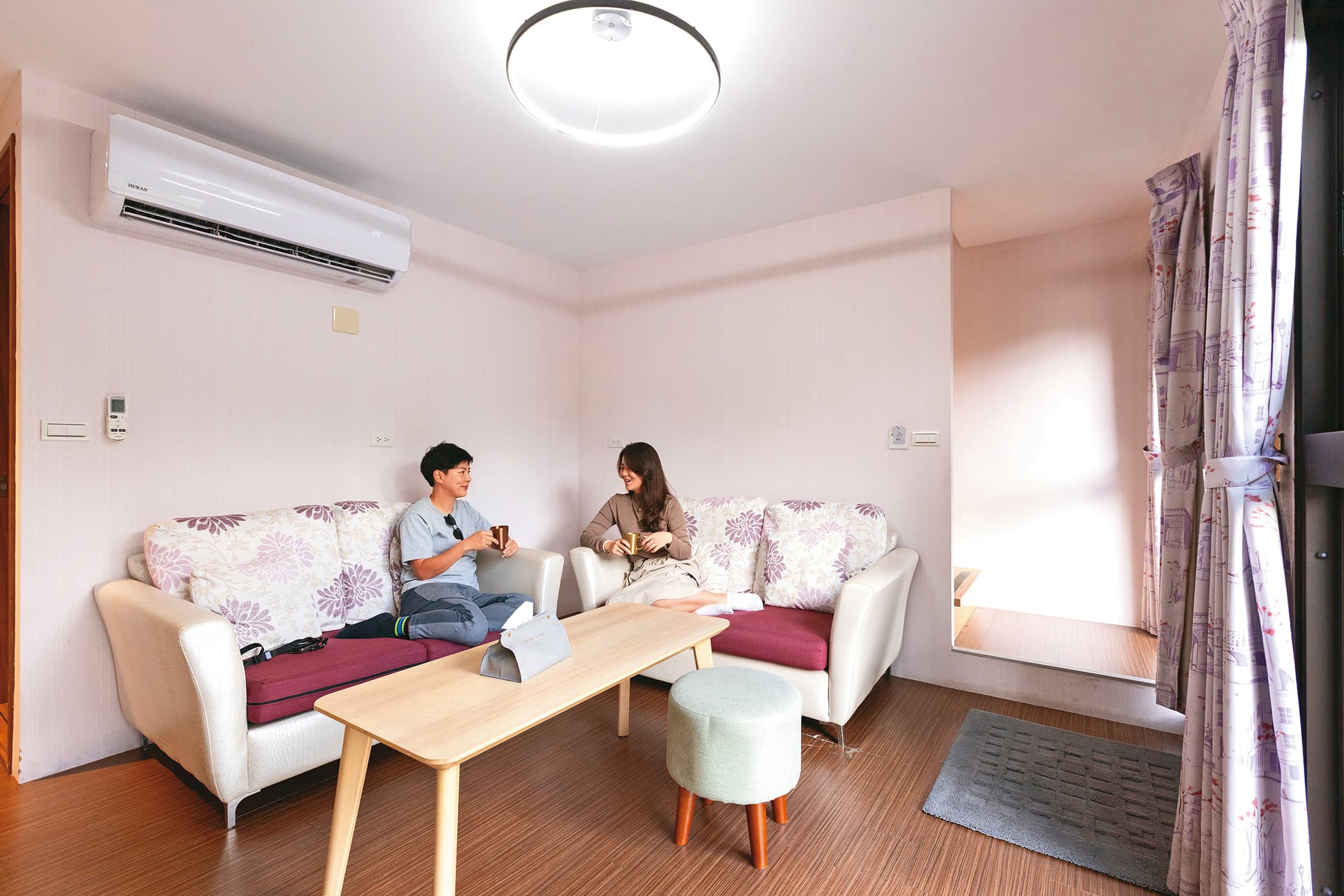 帳篷屋的1樓設有舒適的沙發客廳與暖木地板,旅人可在此放鬆,泡茶、閒聊或等待星空降臨。