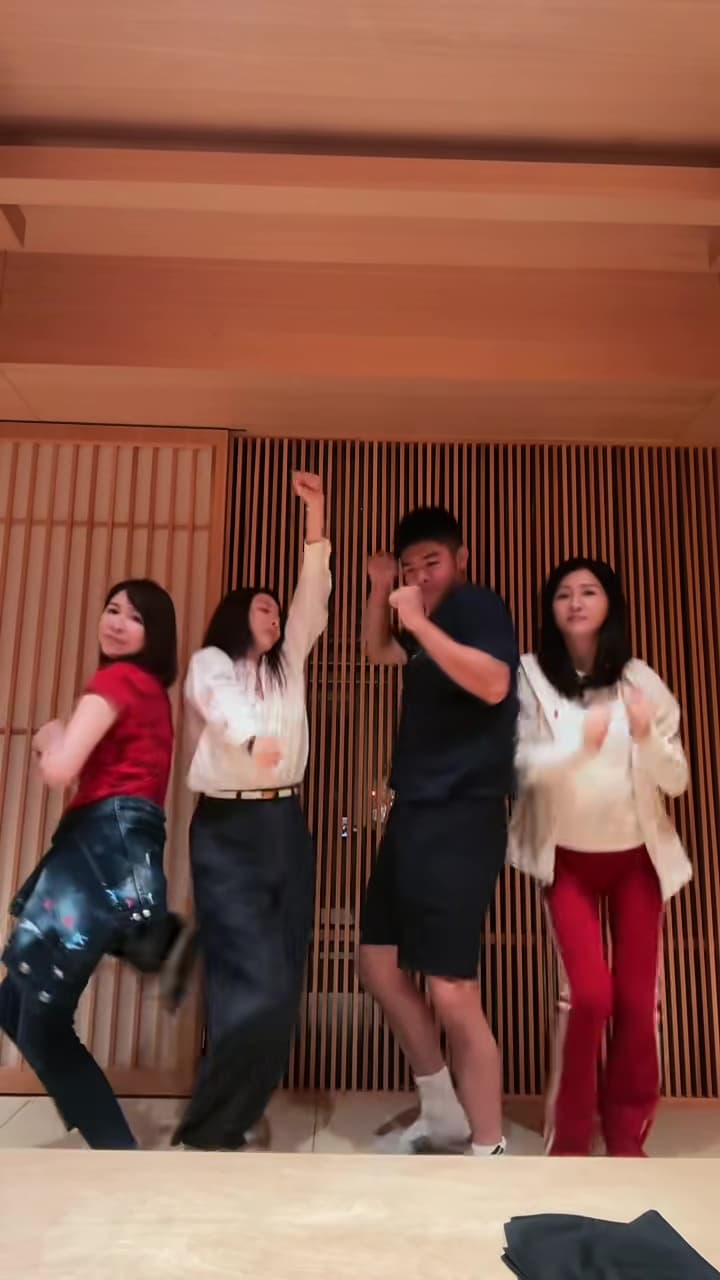 一群人在鏡頭前大秀舞姿。(翻攝小紅書)