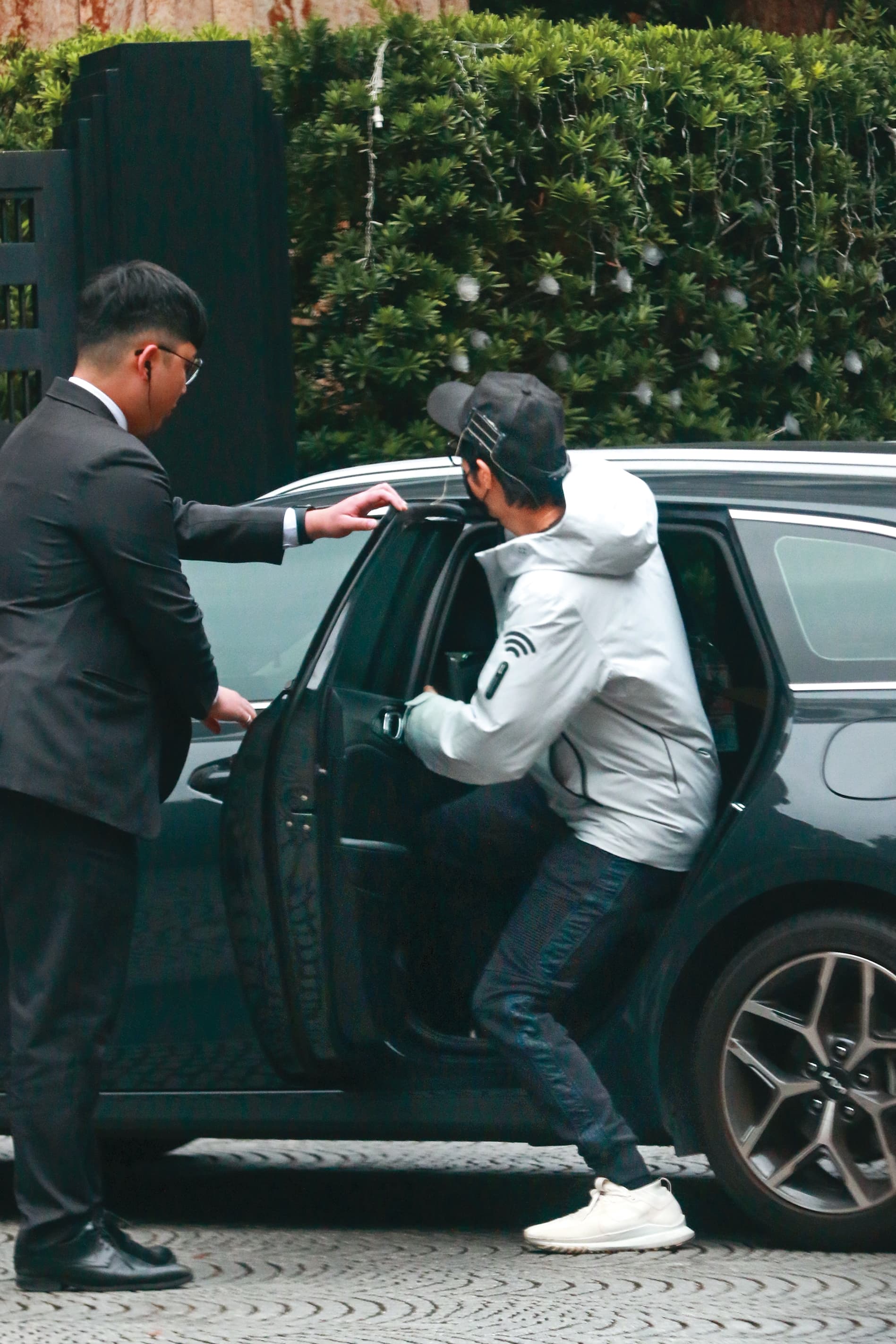 10:39 看到在旁等待的多元計程車,王力宏在住家警衛幫忙下上了車。