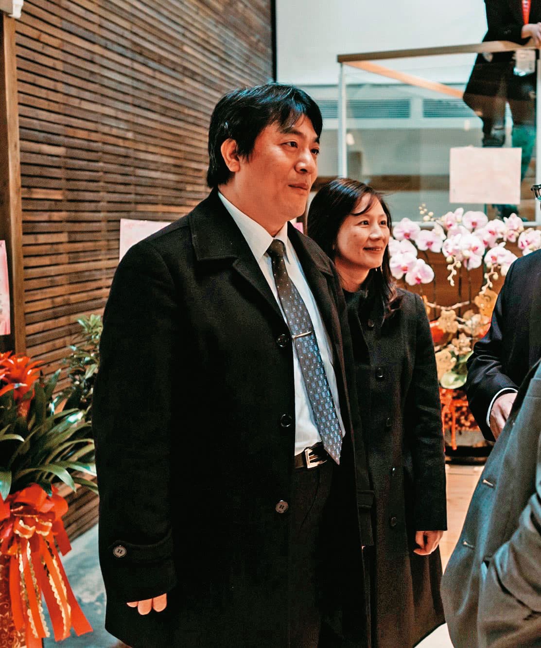 周炫君（右）指控遭昇陽設局坑殺，昇陽代表還在仲裁庭上出言侮辱亡夫張蘶懷（左）。（讀者提供）