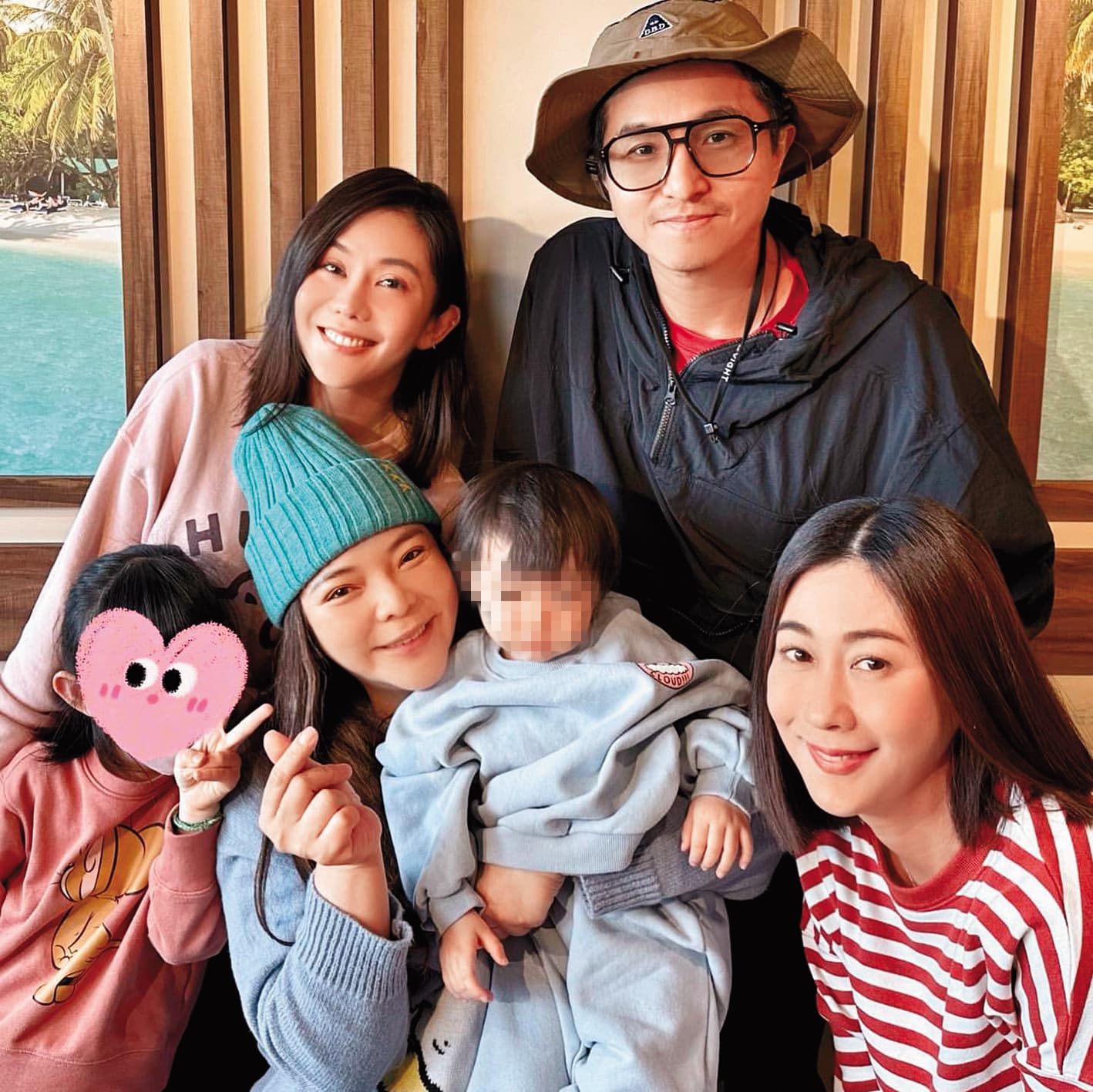 王少偉(後排右)曾捲進謝忻、小甜甜(前排左二)的閨密鬧翻事件,但不選邊站的他選擇低調,不願多所牽扯。後排左為王宇婕,前排右為林利霏。(翻攝自小甜甜IG)