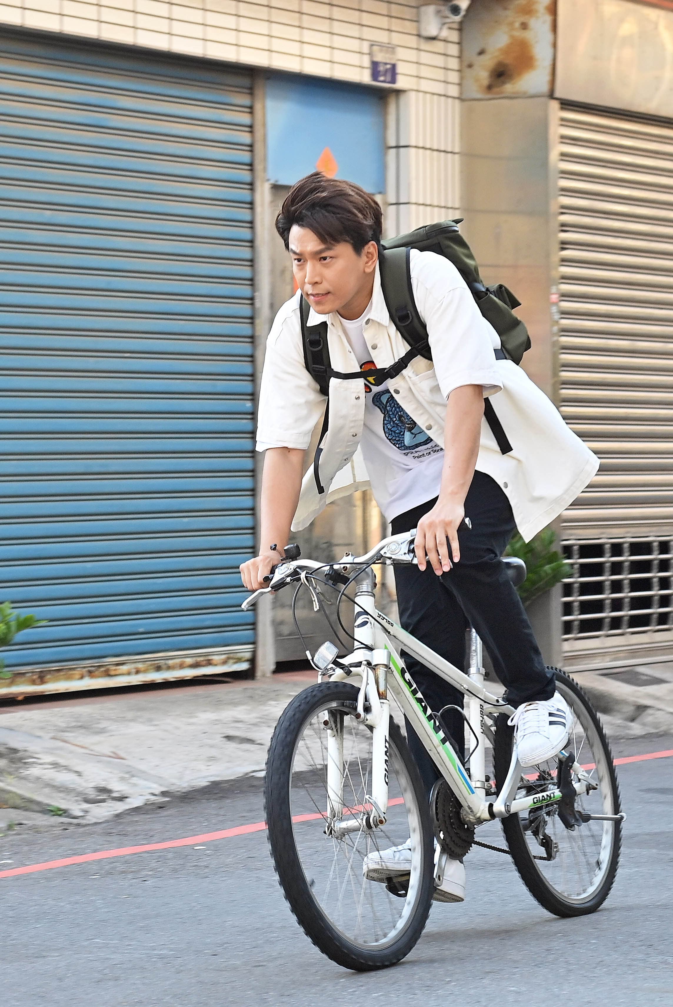 蕭景鴻騎腳踏車追逐小偷拍了一下午回家就去整骨了。(台視提供)