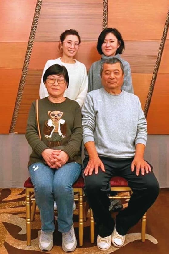 一家四口難得合影,現在朱筱勤(左下)還是經常到店,但王立(右下)早已享受退休生活。(王家水餃館提供)