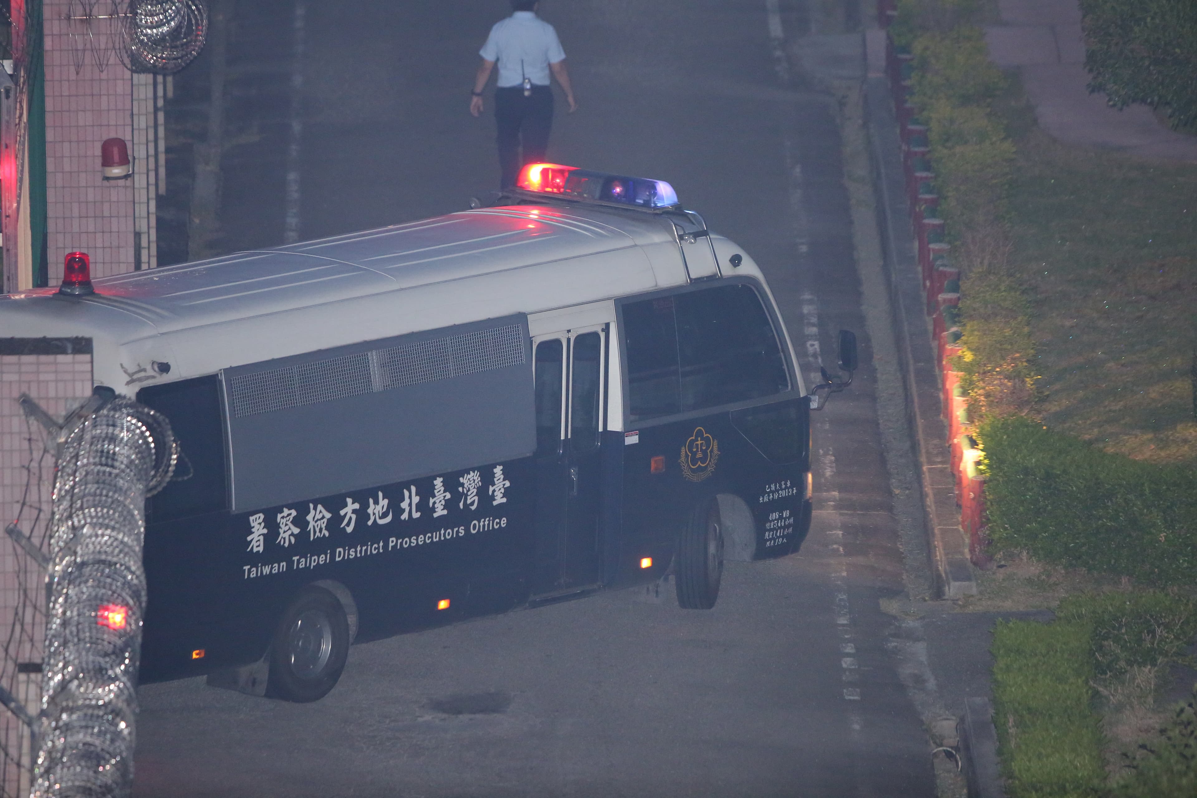 柯文哲囚車開走。
