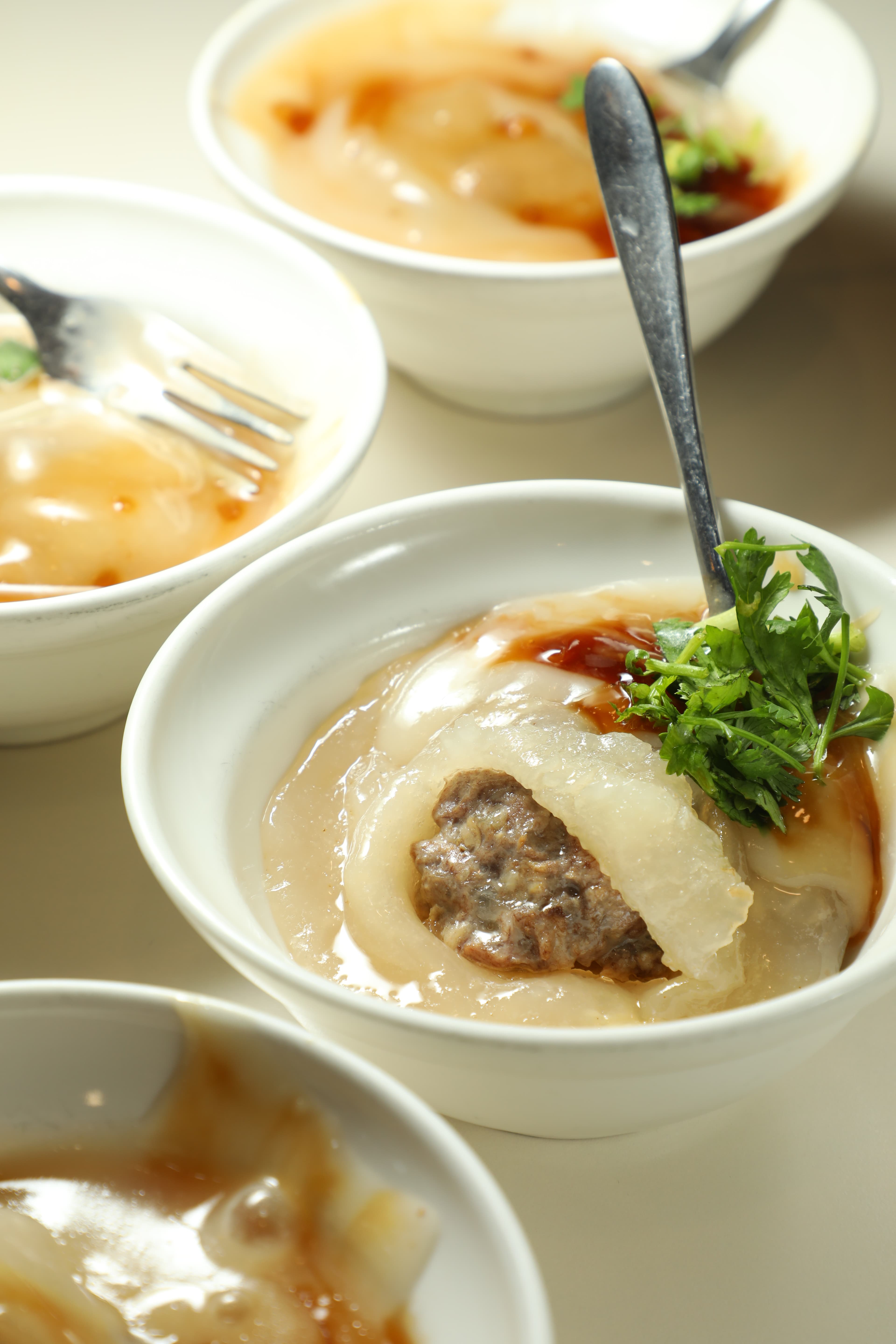 「肉圓」一份兩顆,粉皮非常Q,裡面包裹的肉丸也很有彈性。(50元/份)