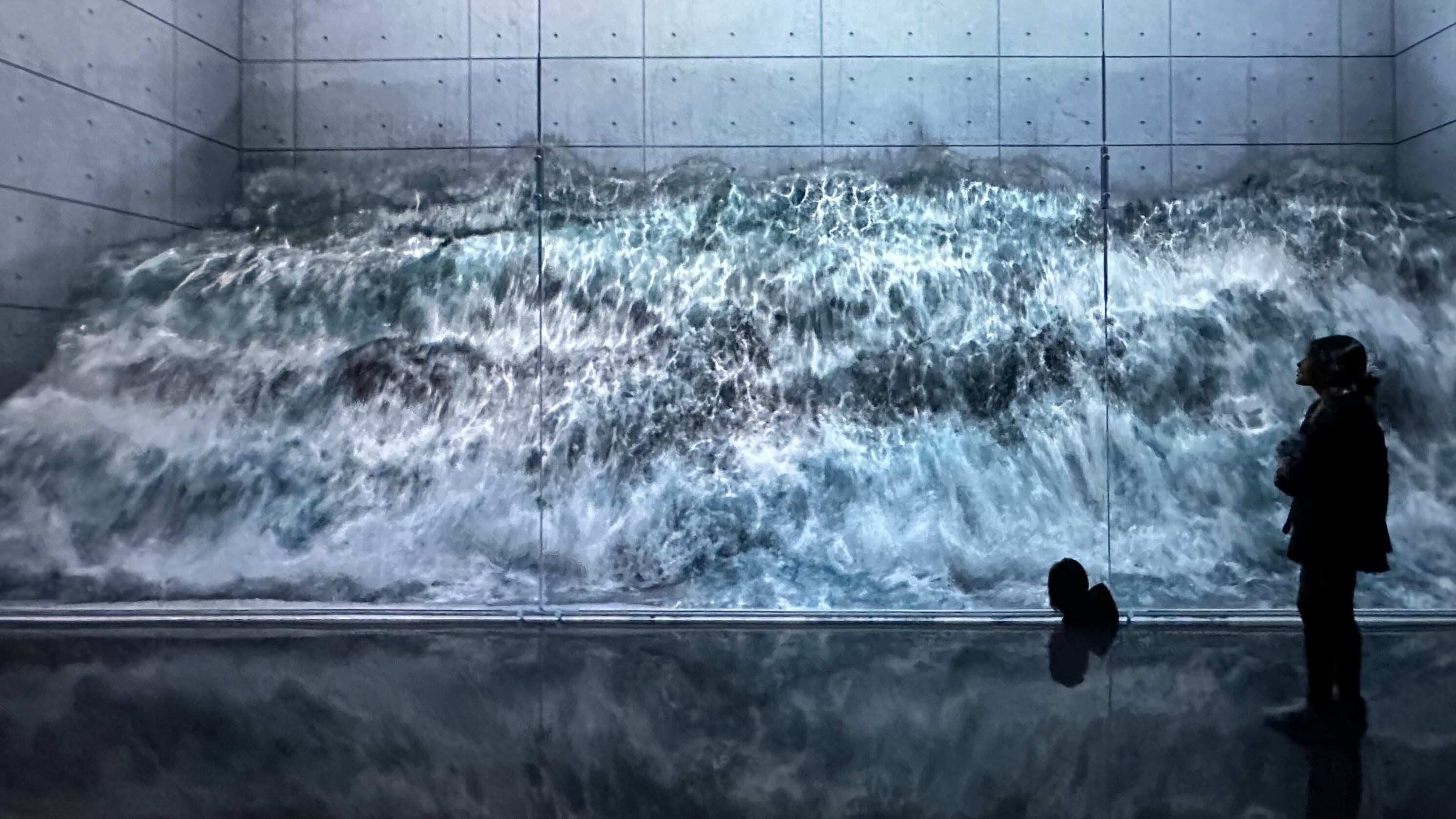 在巨型水缸前感受海浪拍打的震撼。
