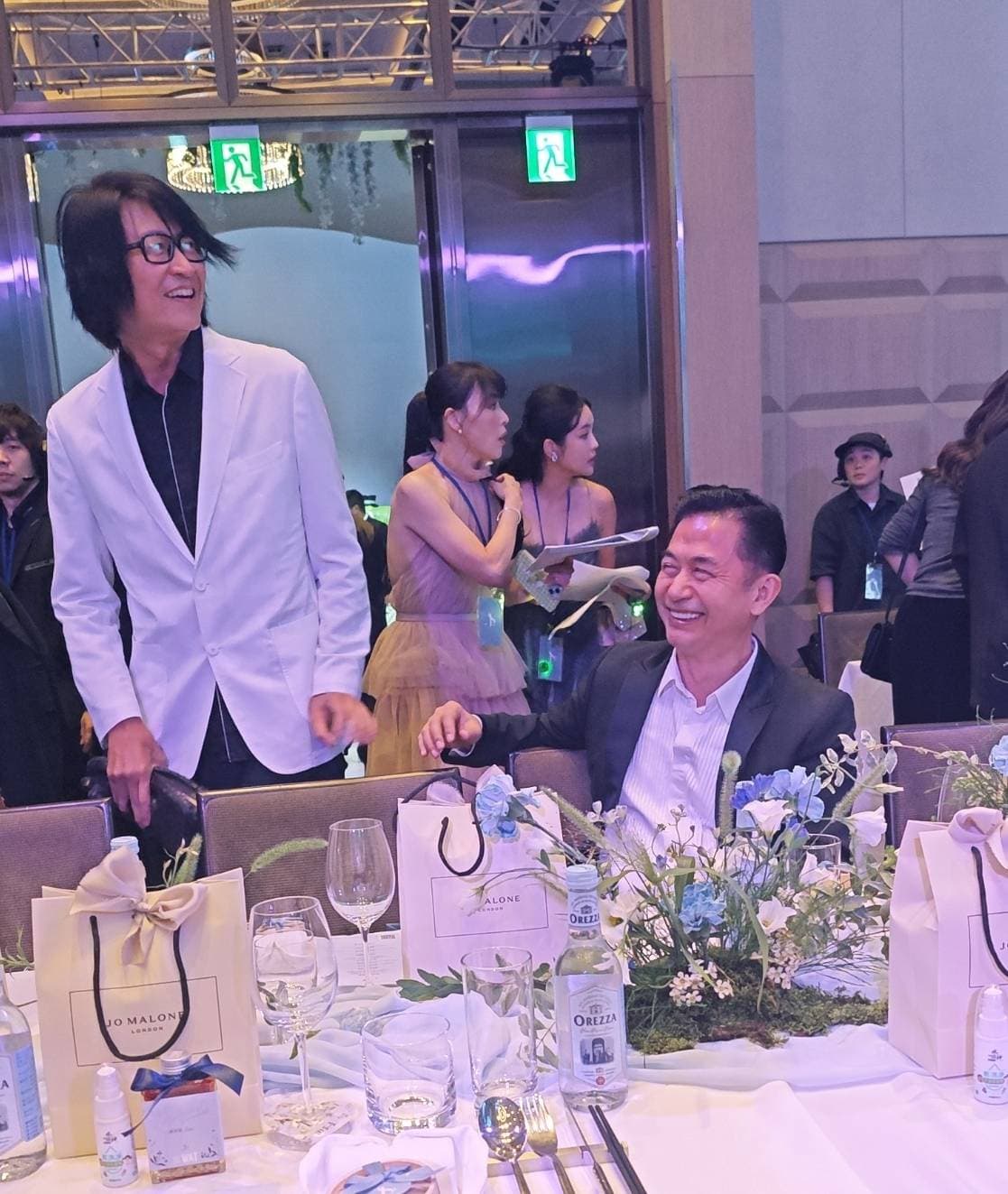 游鴻明（左）穿著白西裝獻身蕭敬騰婚宴。（讀者提供）