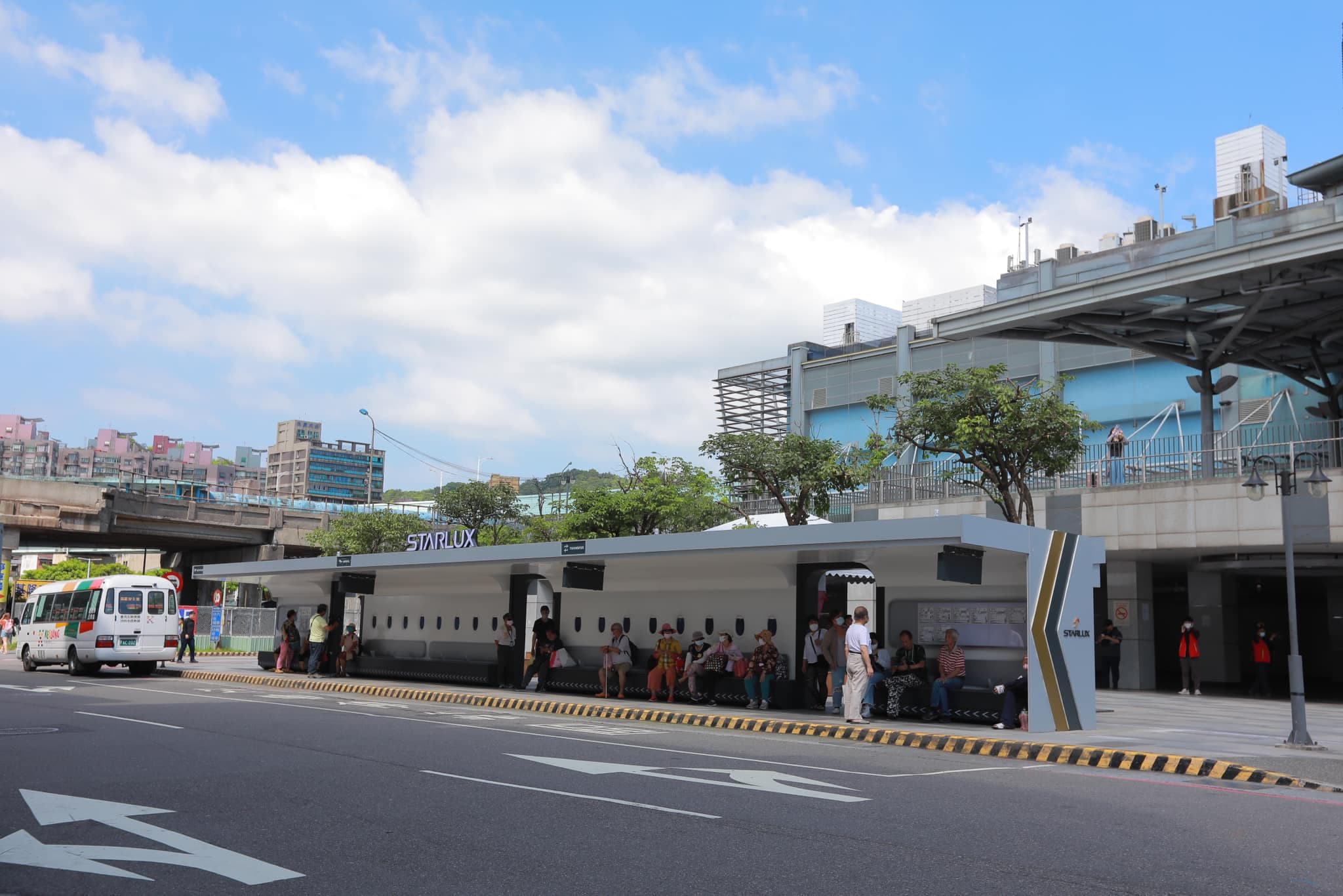 基隆市府與星宇航空合作的彩繪造型公車亭7月17日才剛啟用。(翻攝自謝國樑臉書)