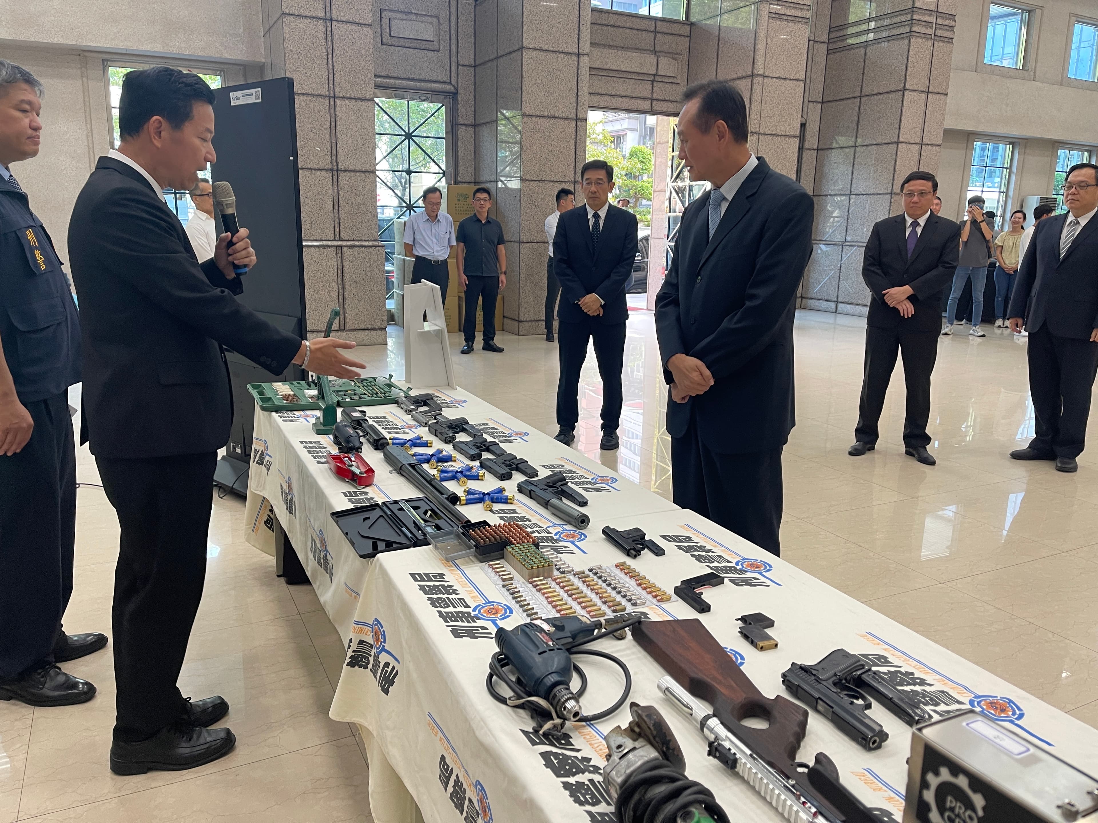 刑事局長周幼偉(右)要求強力打擊黑幫、黑槍、詐欺犯罪。(刑事局提供)