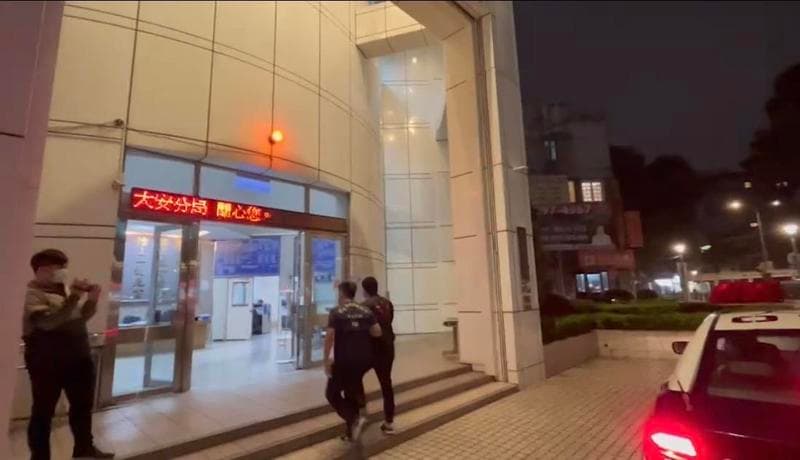 大安分局員警南下台中逮捕烏鴉,再連夜帶回偵訊。(翻攝畫面)