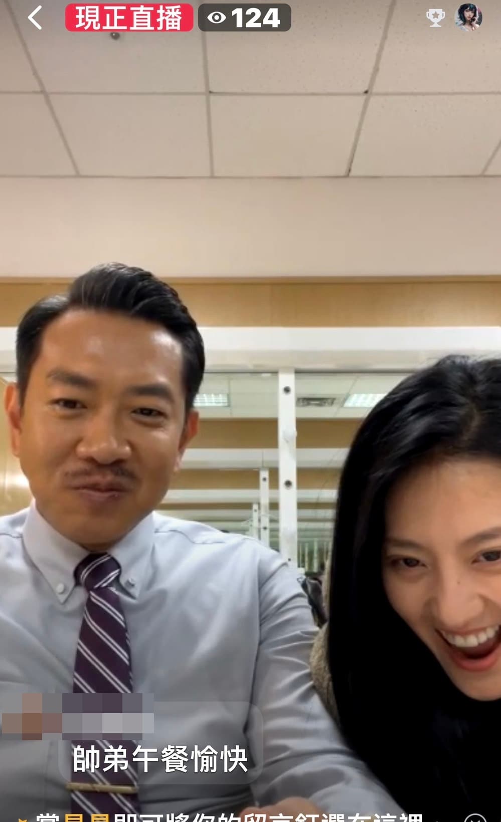江俊翰(左)和戲裡演女兒的顏曉筠(右)直播。(翻攝臉書)