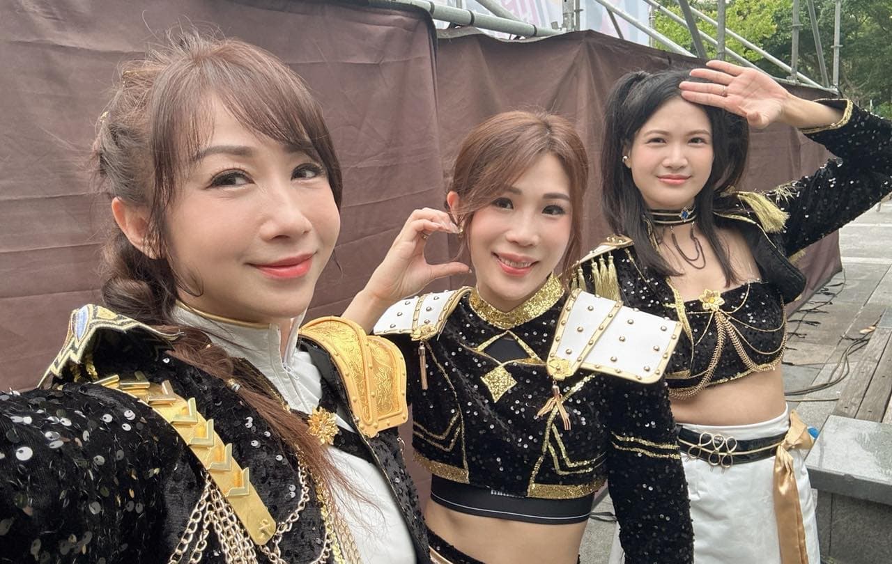 許淑華找來林亮君、馬郁雯一同扮演「DPP獵魔女團」登台表演。(翻攝自許淑華臉書)