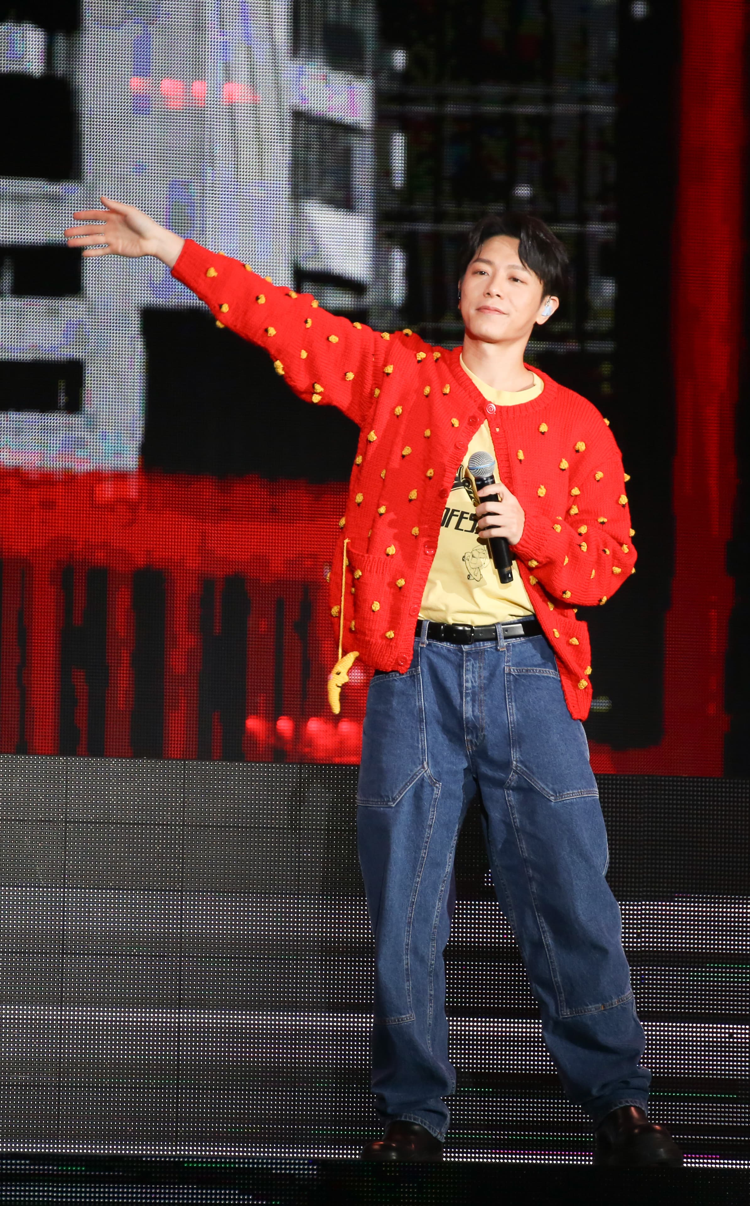 韋禮安接力上台，帶來〈如果可以〉讓全場大合唱。