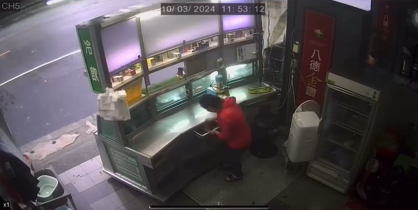 榔攤有客人來消費,老闆娘打開抽屜拿錢找給顧客。(翻攝自記者爆料網)