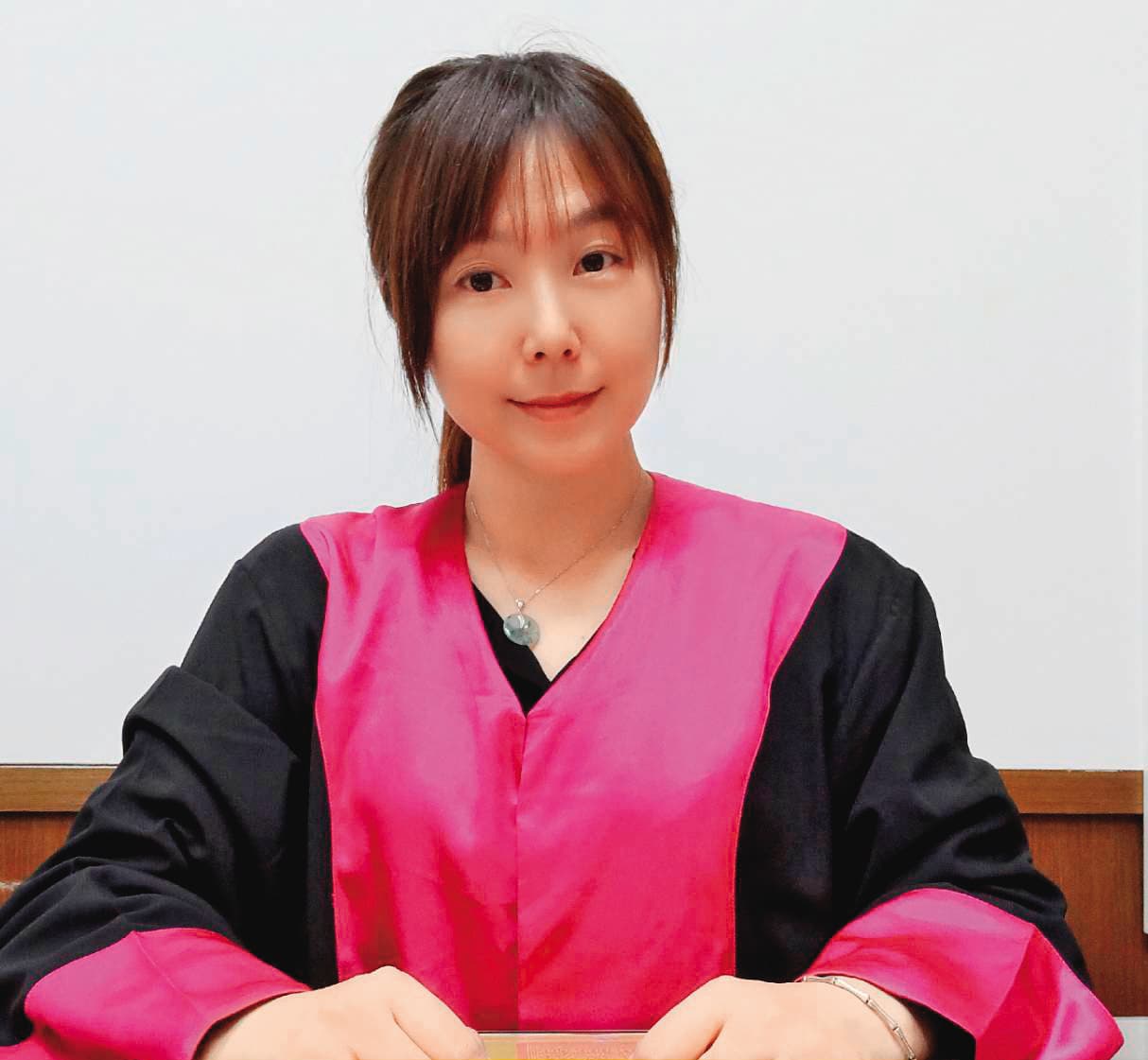 檢察官黃薇潔曾在百貨公司當櫃姐,一路過關斬將考上法院執達員、書記官、高考法制人員、律師及司法官,奮鬥故事相當勵志。(讀者提供)