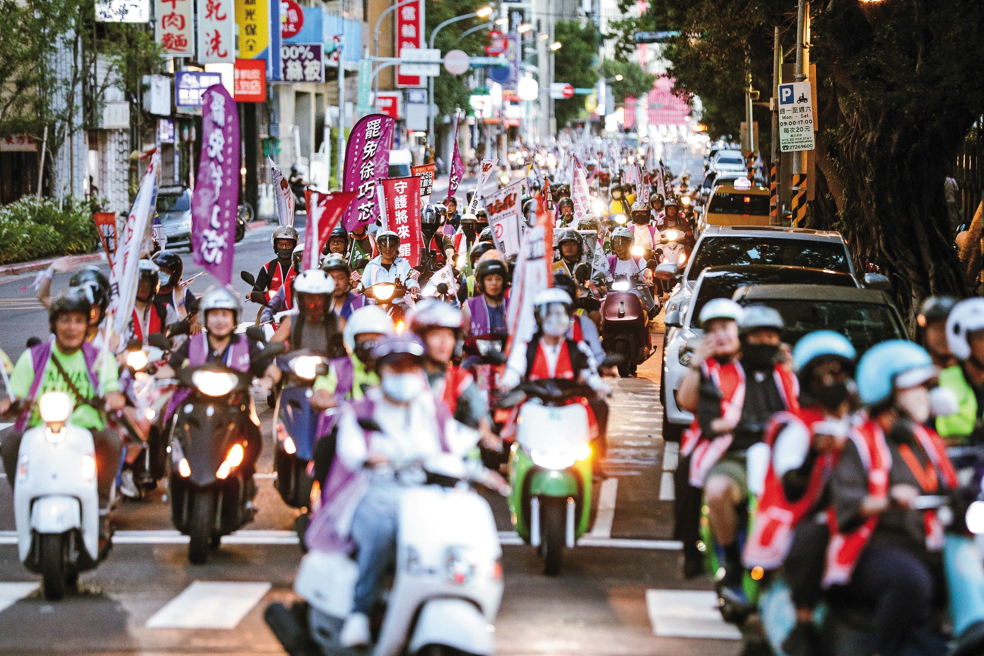 雙北罷團自主性較強,自發性規劃不少造勢行動。圖為5日雙北串騎活動。(鏡報鄒保祥)