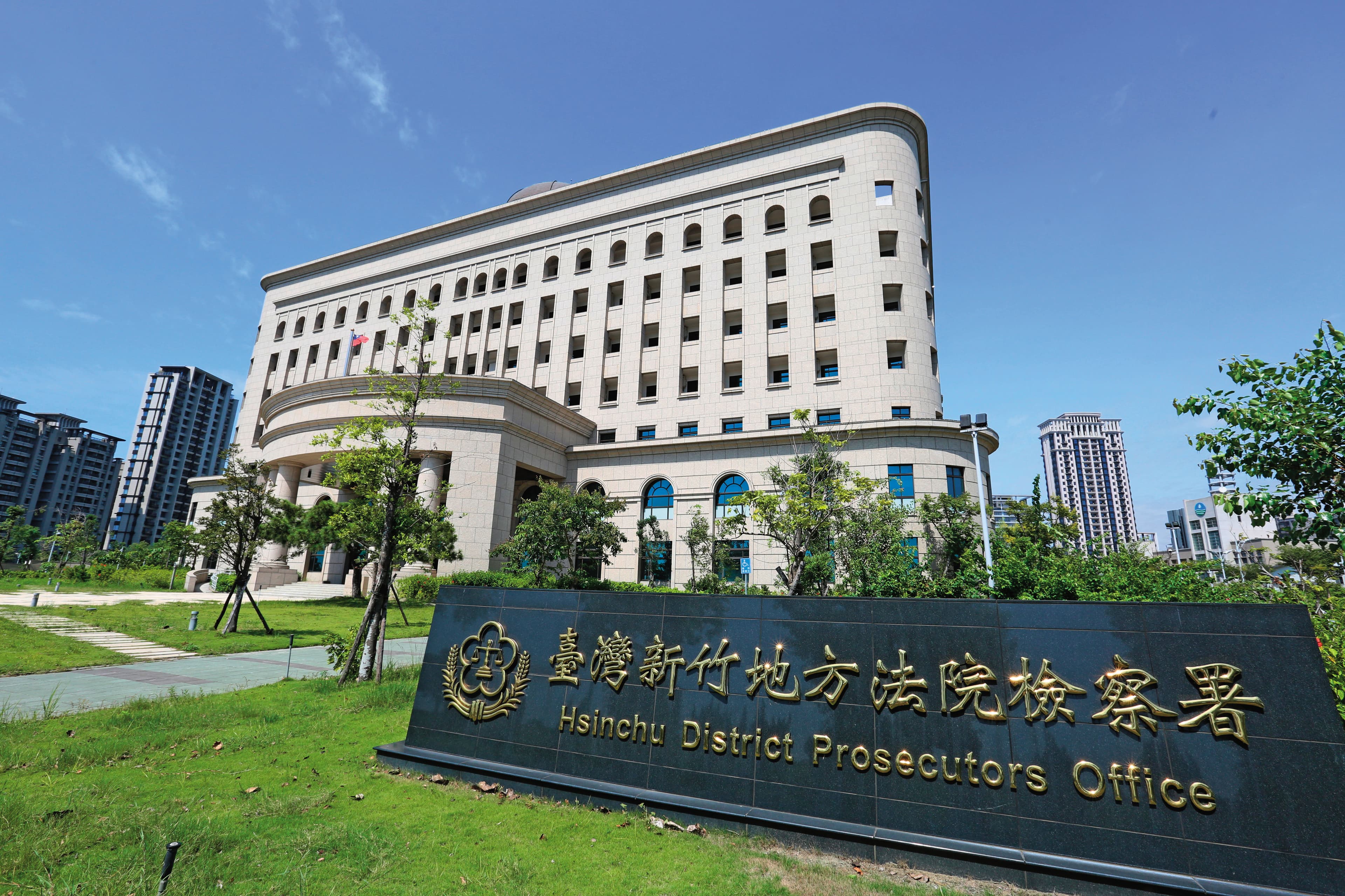 新竹地檢署動用全署肅貪菁英耗費半年蒐證,懷疑縣長楊文科涉及貪汙,正全力偵辦中。
