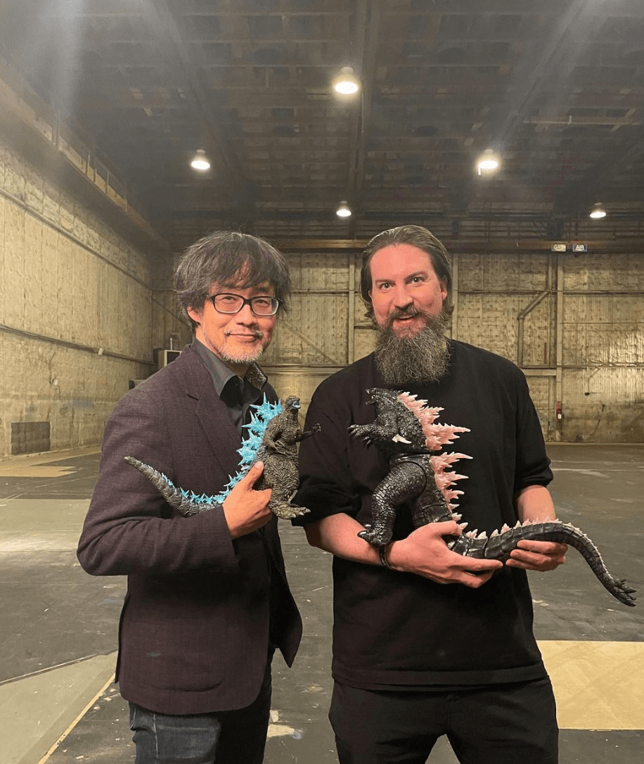 導演山崎貴(左)與亞當溫高德(右),各自拿著片中的哥吉拉模型合影。(翻攝自Godzilla x Kong: The New Empire官方Instagram)