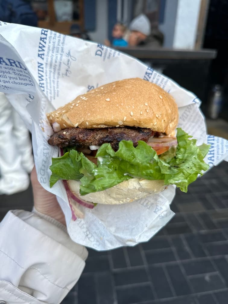 「Fergburger」販售的漢堡果然好吃,肉質香甜、肉汁濃郁。(招牌漢堡,15.9紐元/份,約$NT306元)(陳姿吟攝)