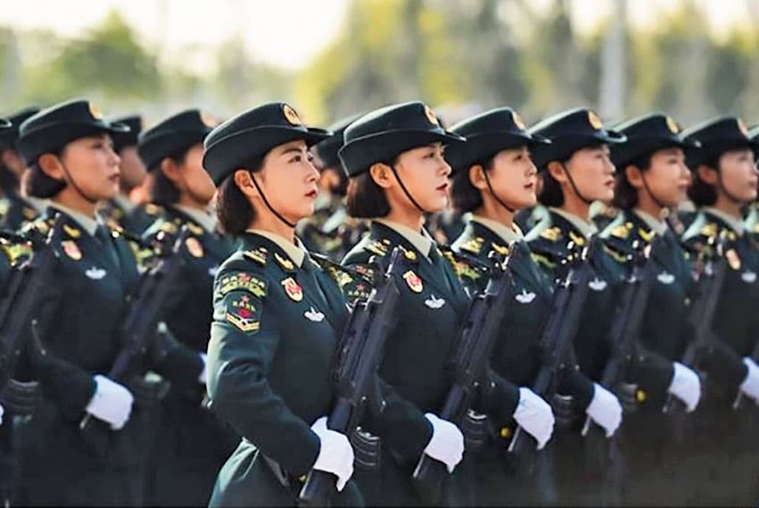 李女出身中國黑龍江省,還曾向許男表示自己在中國念過軍校、當過解放軍。示意畫面。(翻攝中國軍網微博)